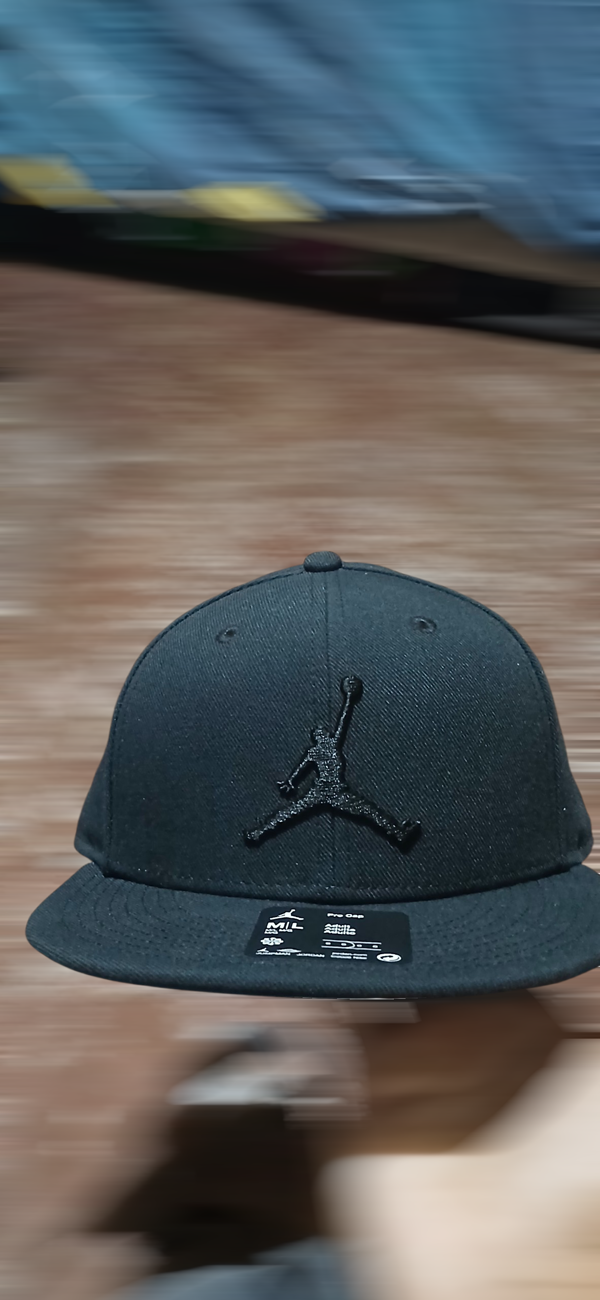 Gorra negra con logo bordado - miniatura 3