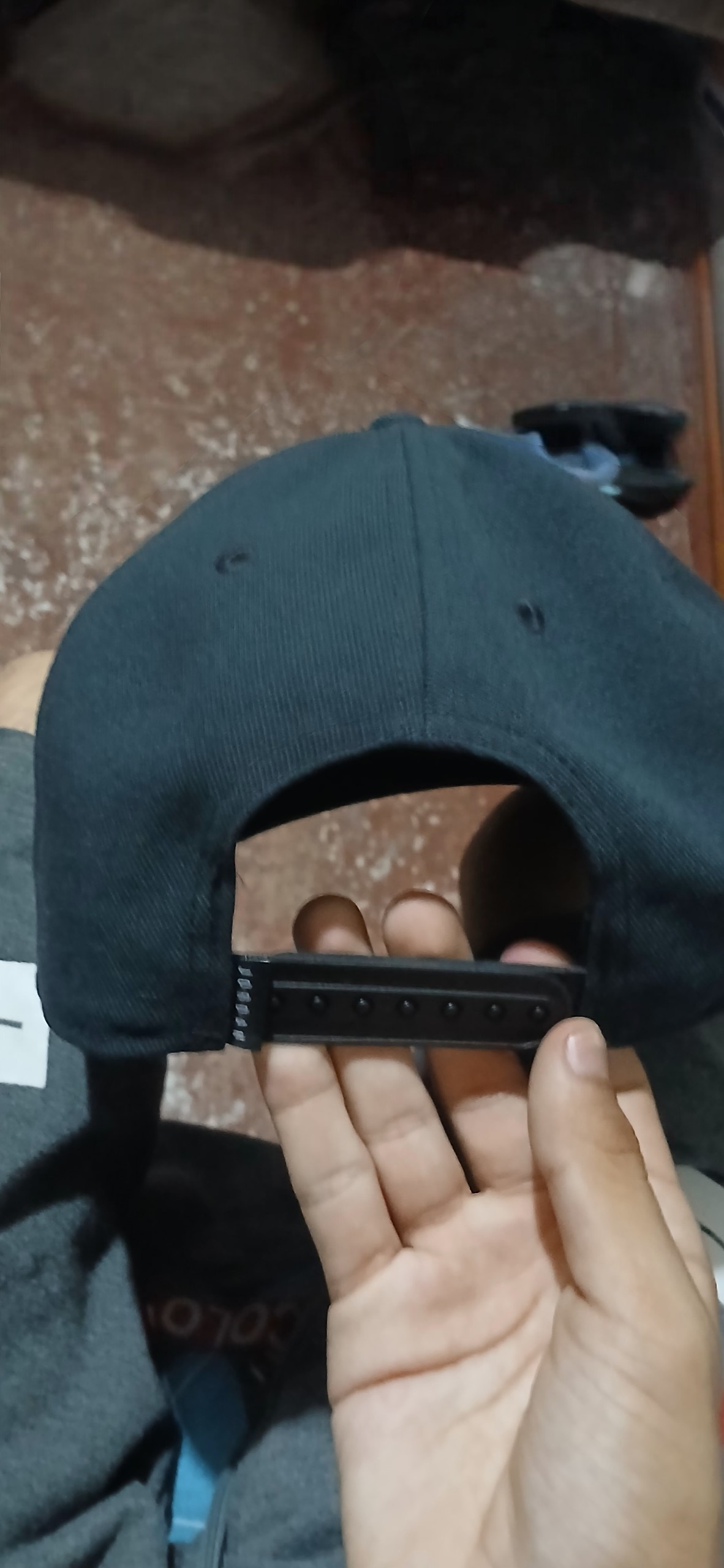 Gorra negra con logo bordado - miniatura 4