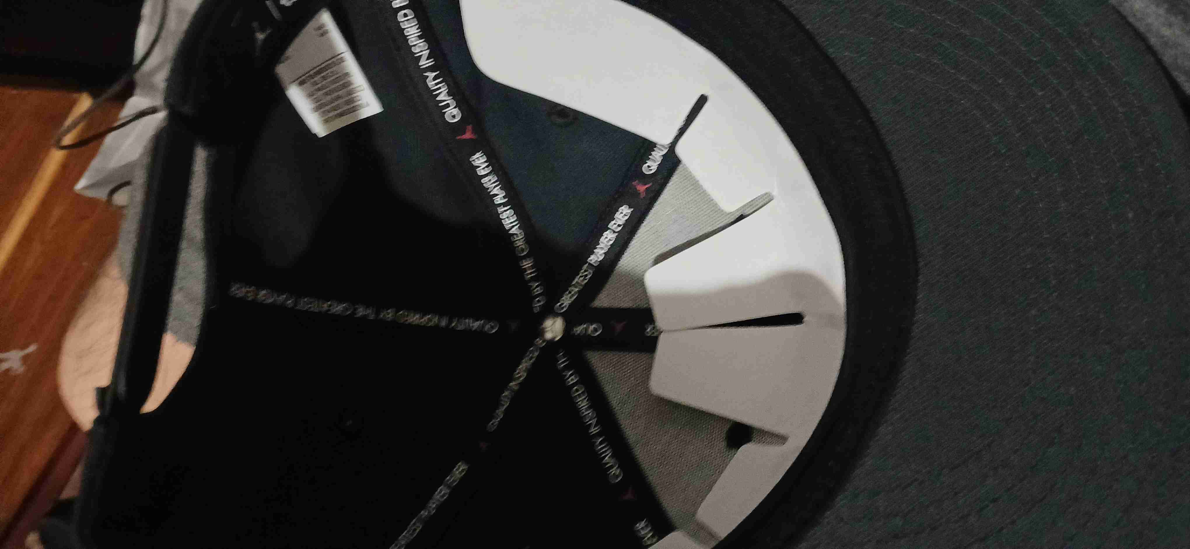 Gorra negra con logo bordado - miniatura 5