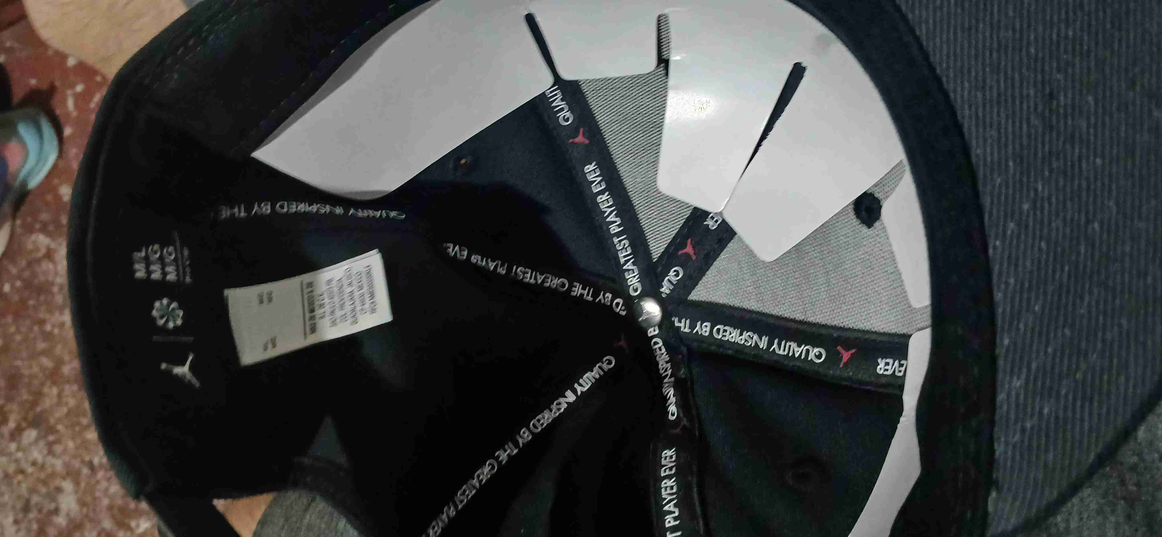 Gorra negra con logo bordado - miniatura 6