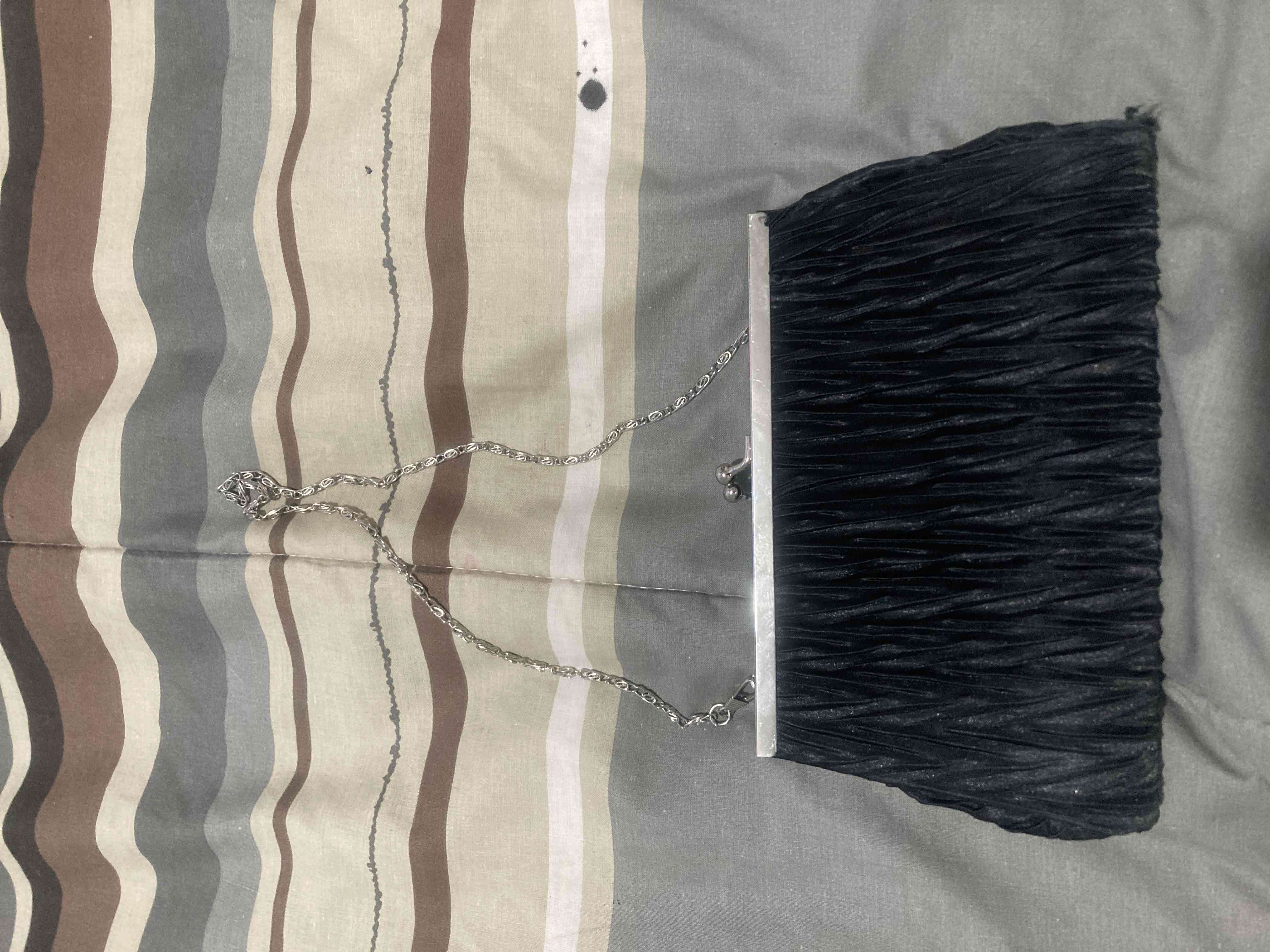 Cartera negra con cadena - miniatura 1