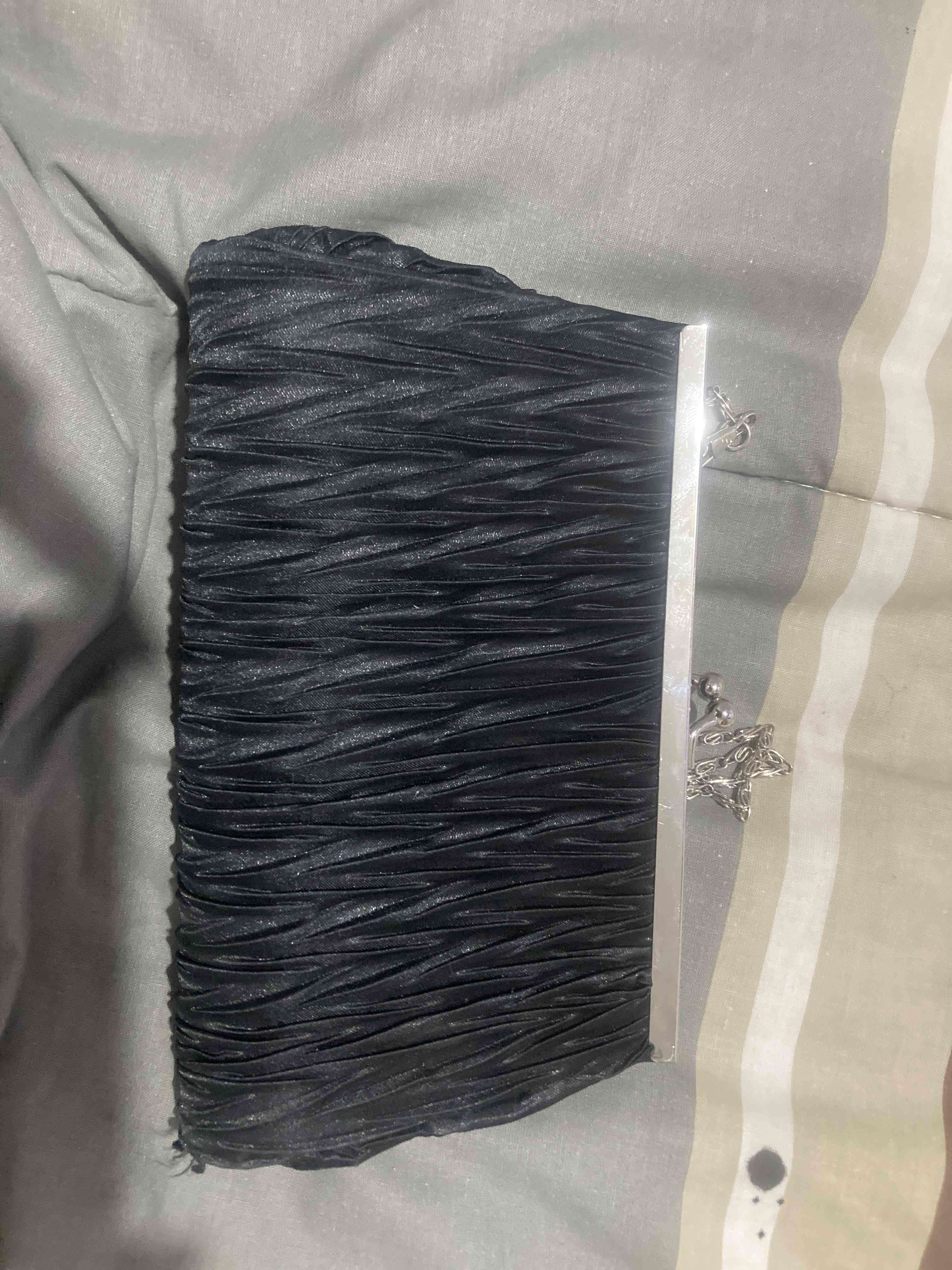 Cartera negra con cadena - miniatura 2