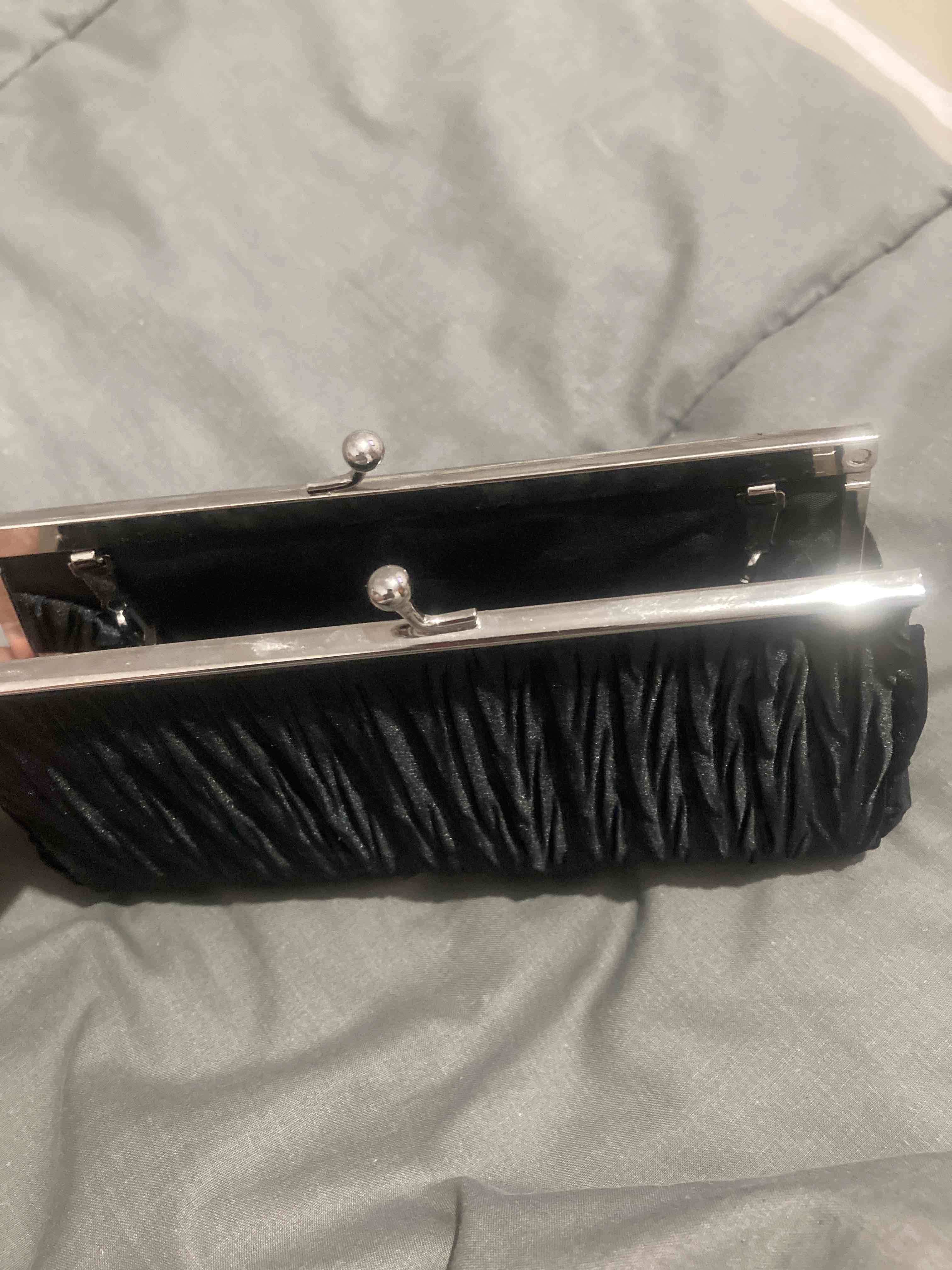 Cartera negra con cadena - miniatura 3