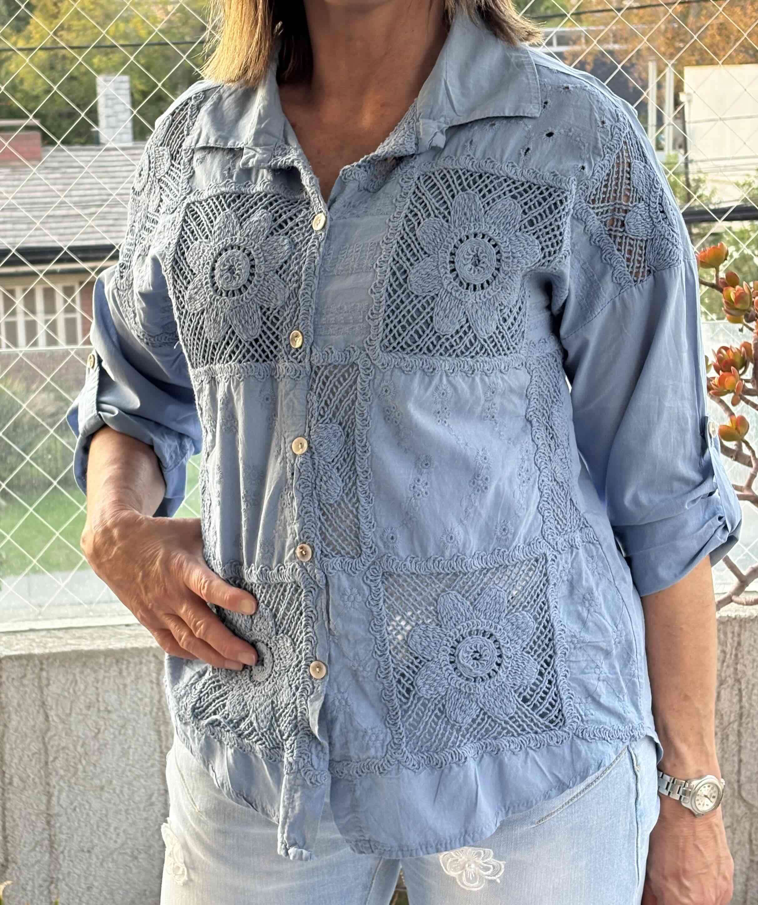 Blusa azul con encaje floral