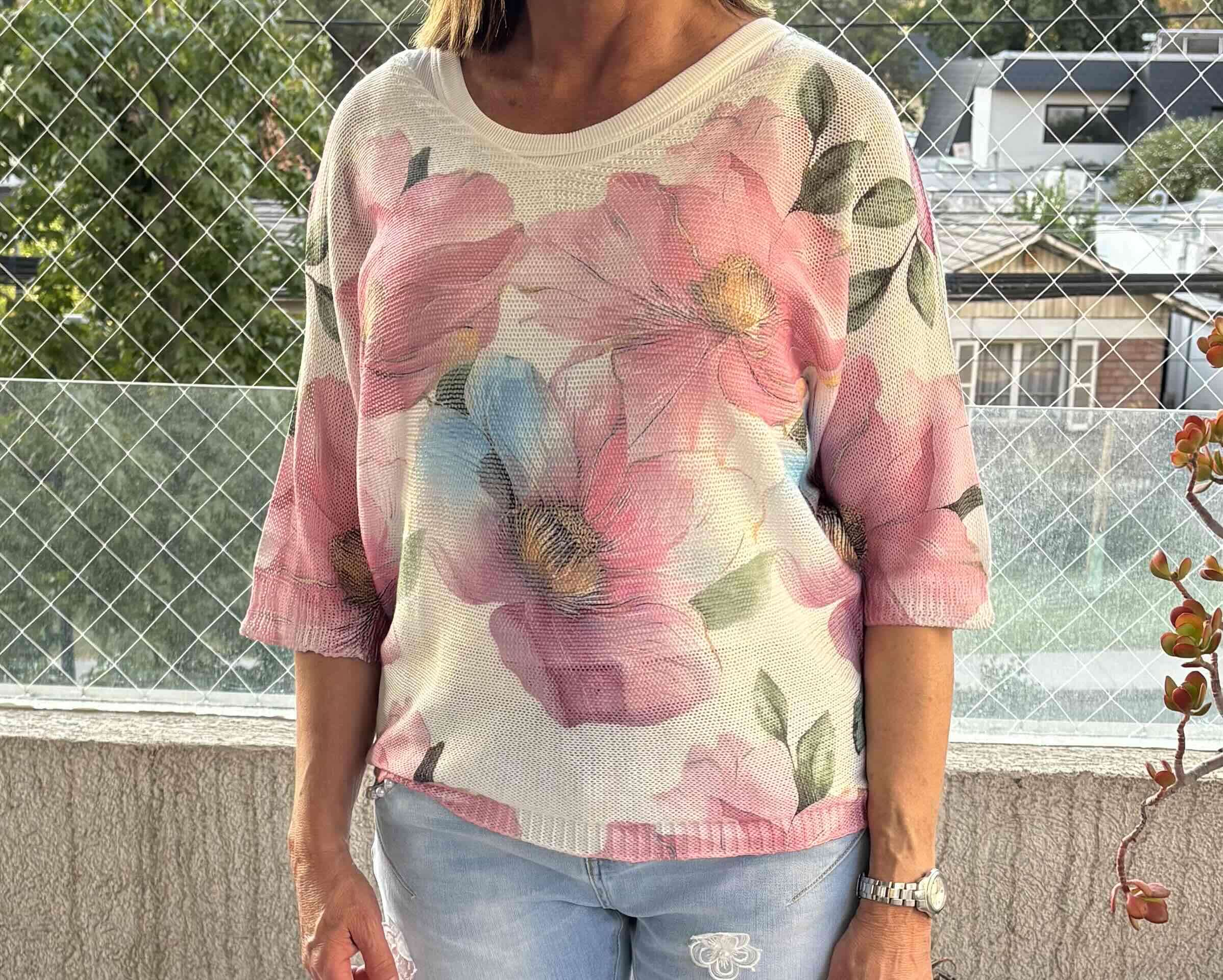 Suéter floral con manga tres cuartos