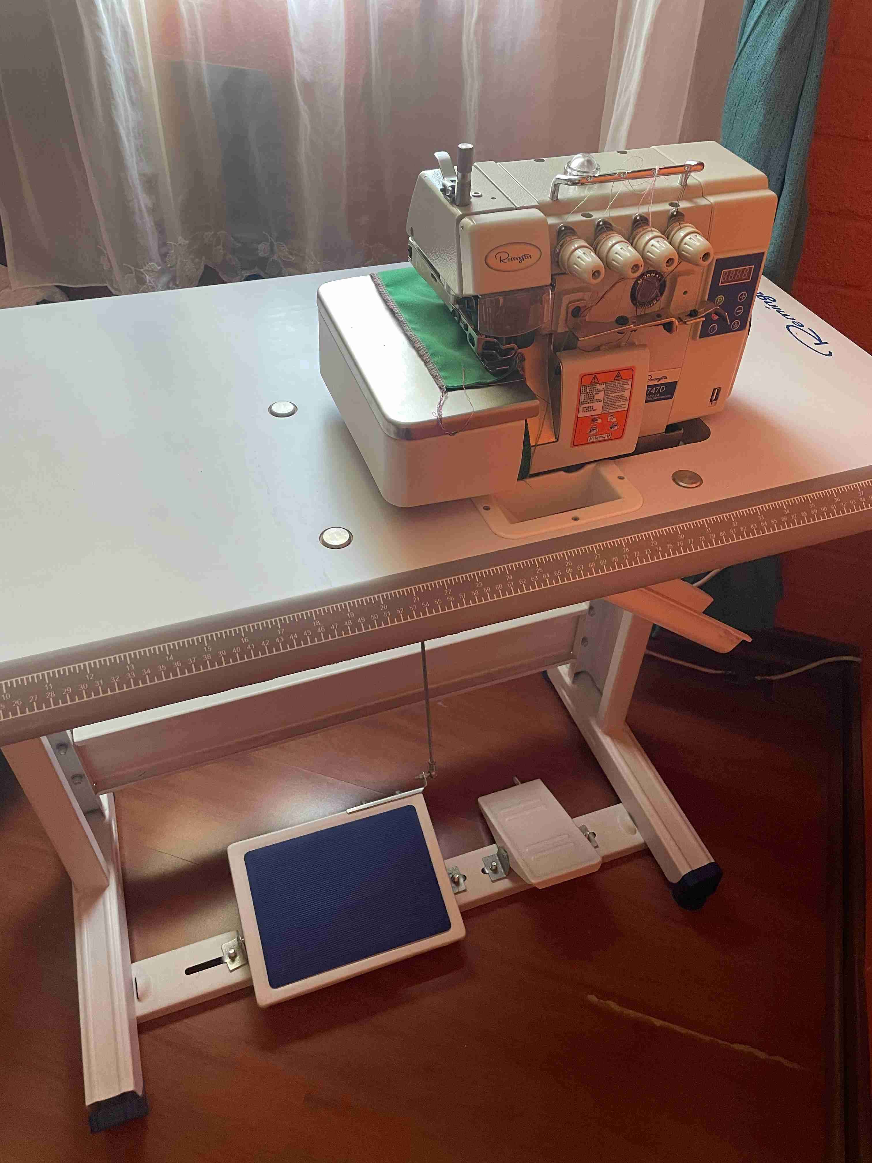 Máquina overlock industrial - 1