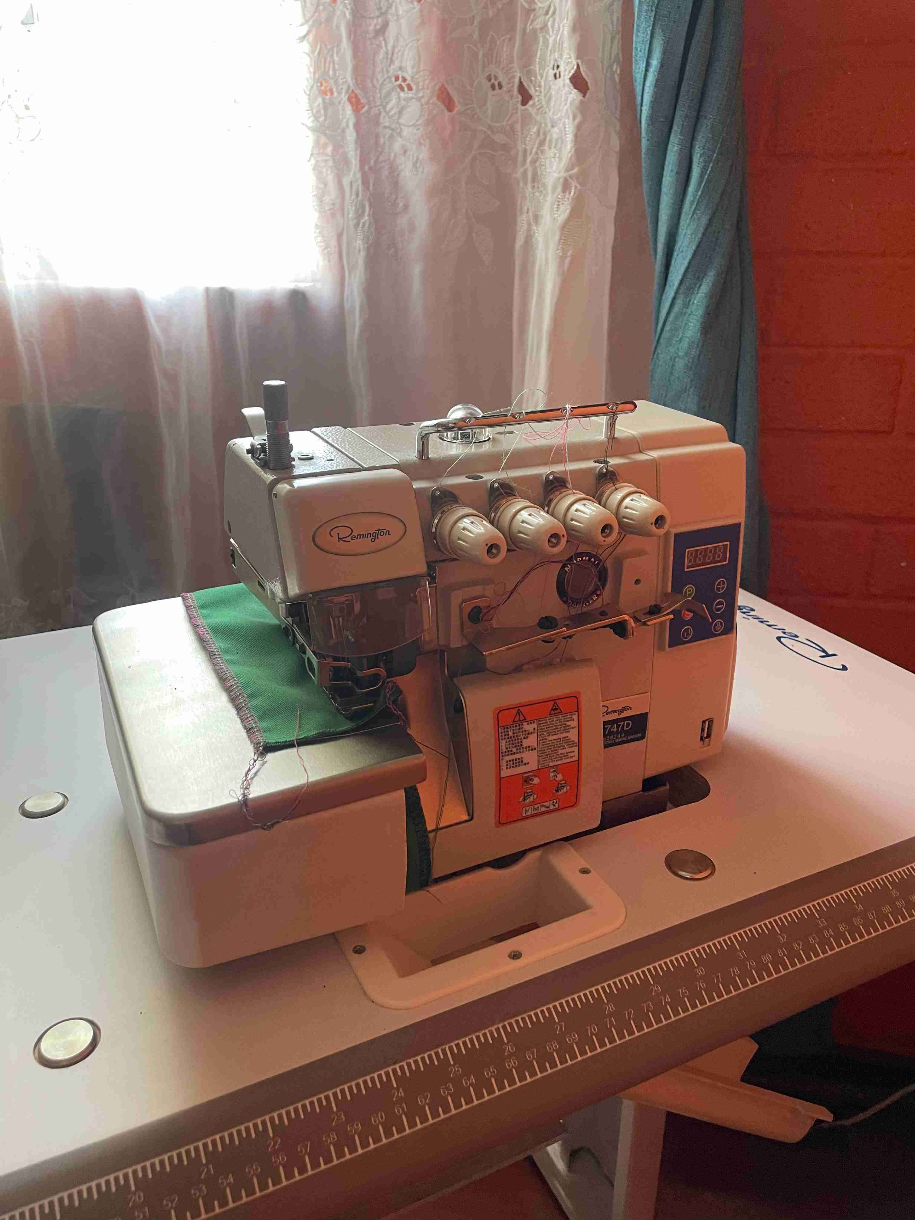 Máquina overlock industrial - 2