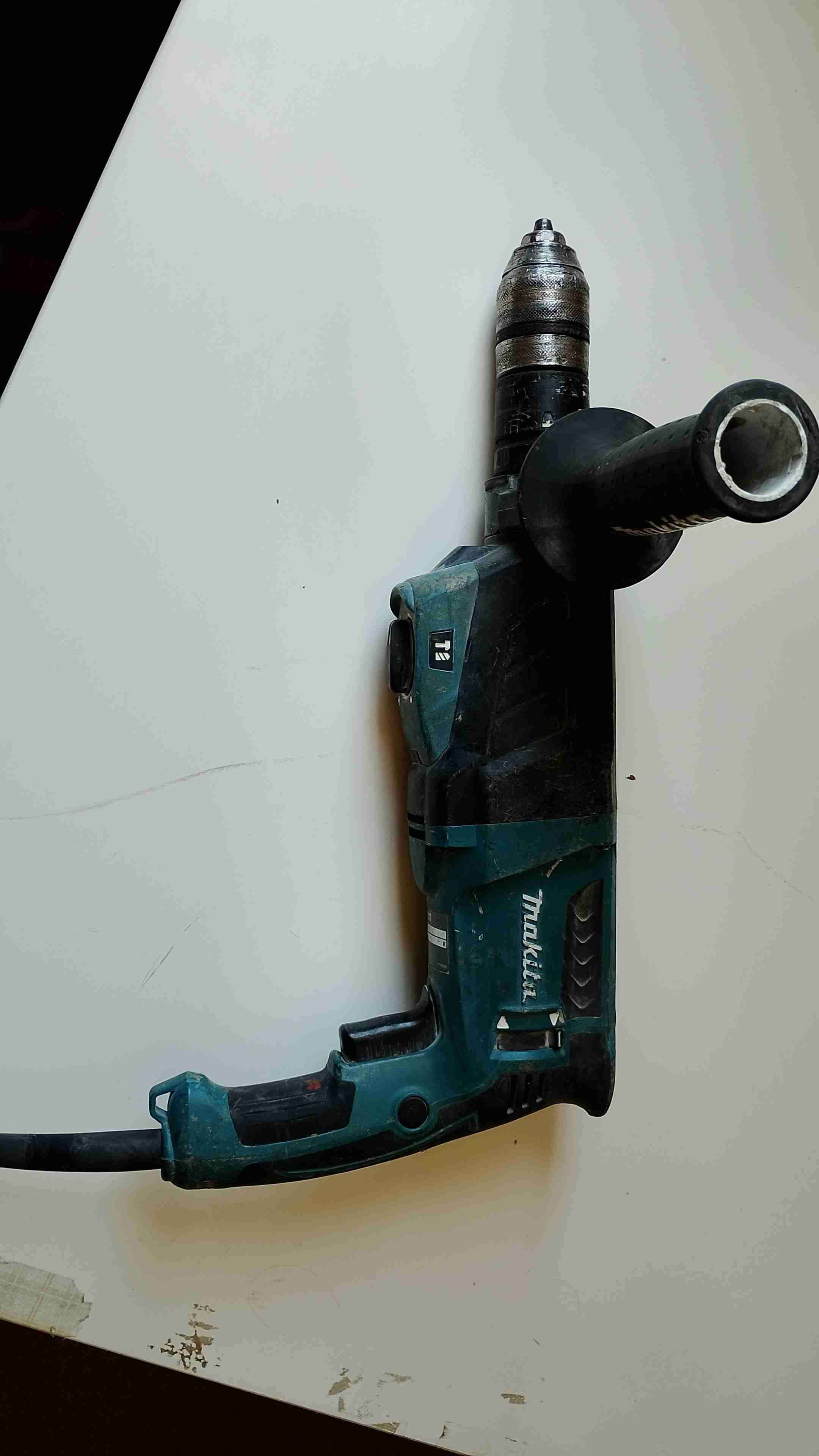 Taladro Makita con mango ergonómico - 1