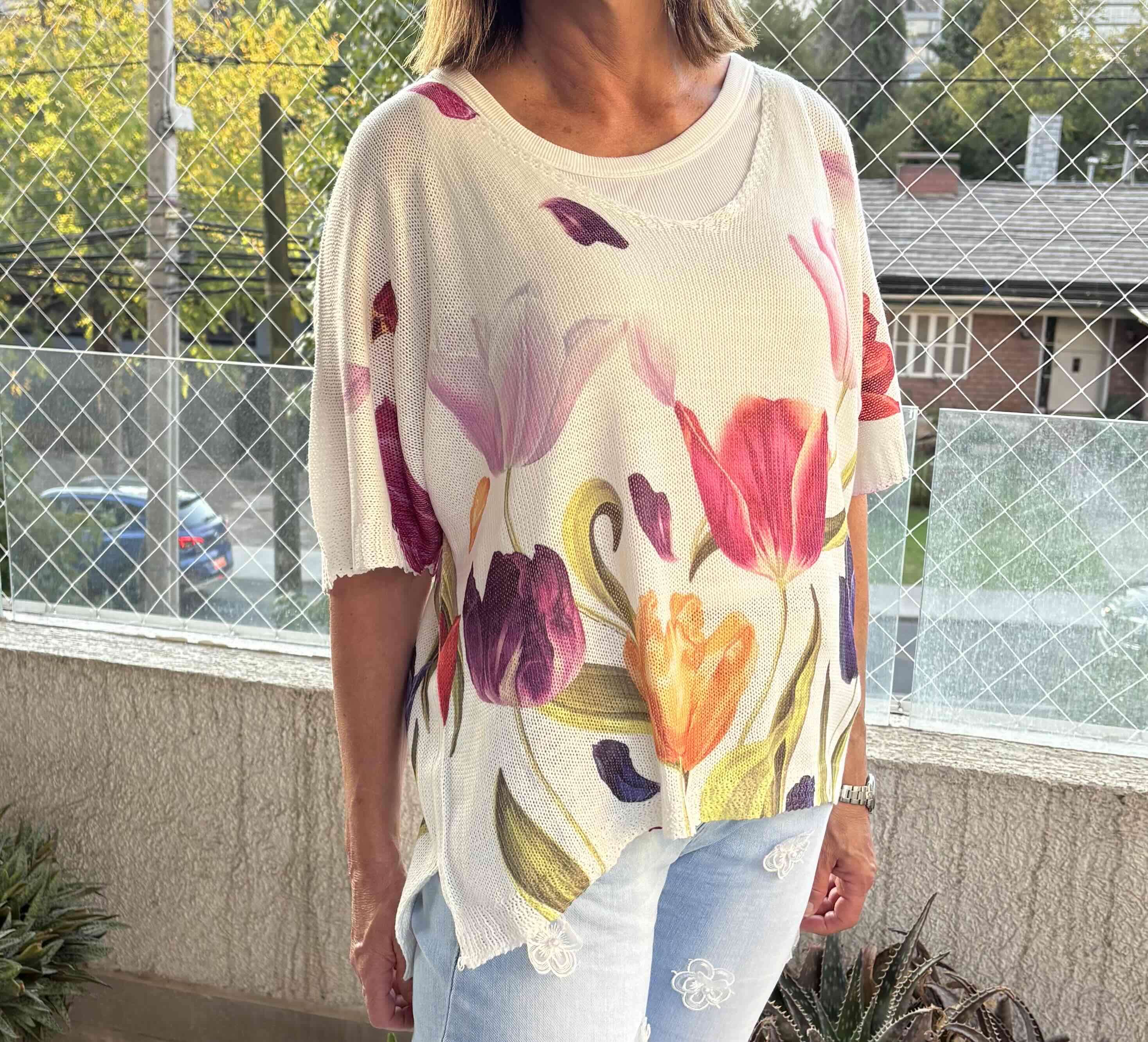 Polera de hilo blanca con estampado floral