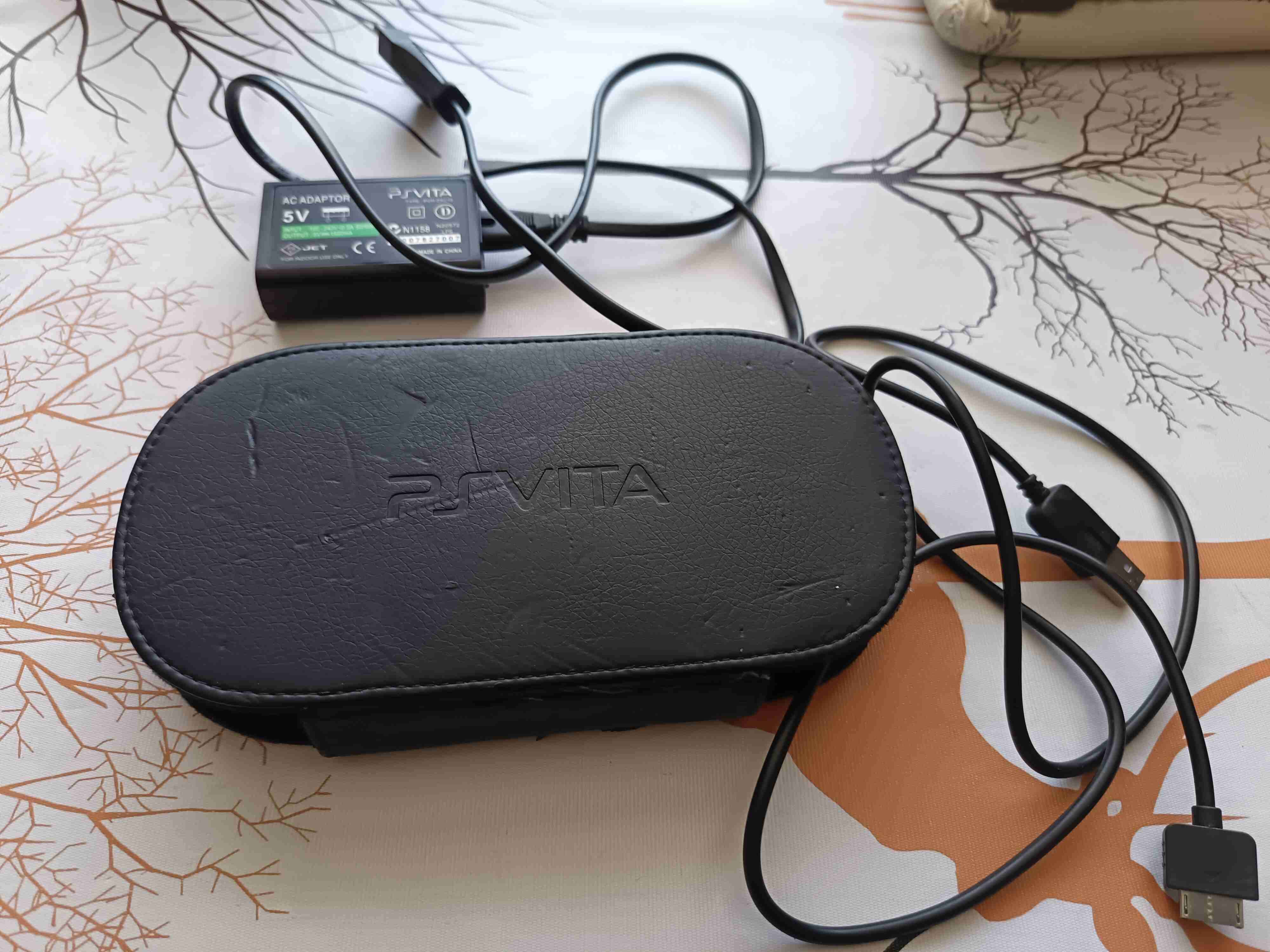 PS Vita con funda y cargador - miniatura 1