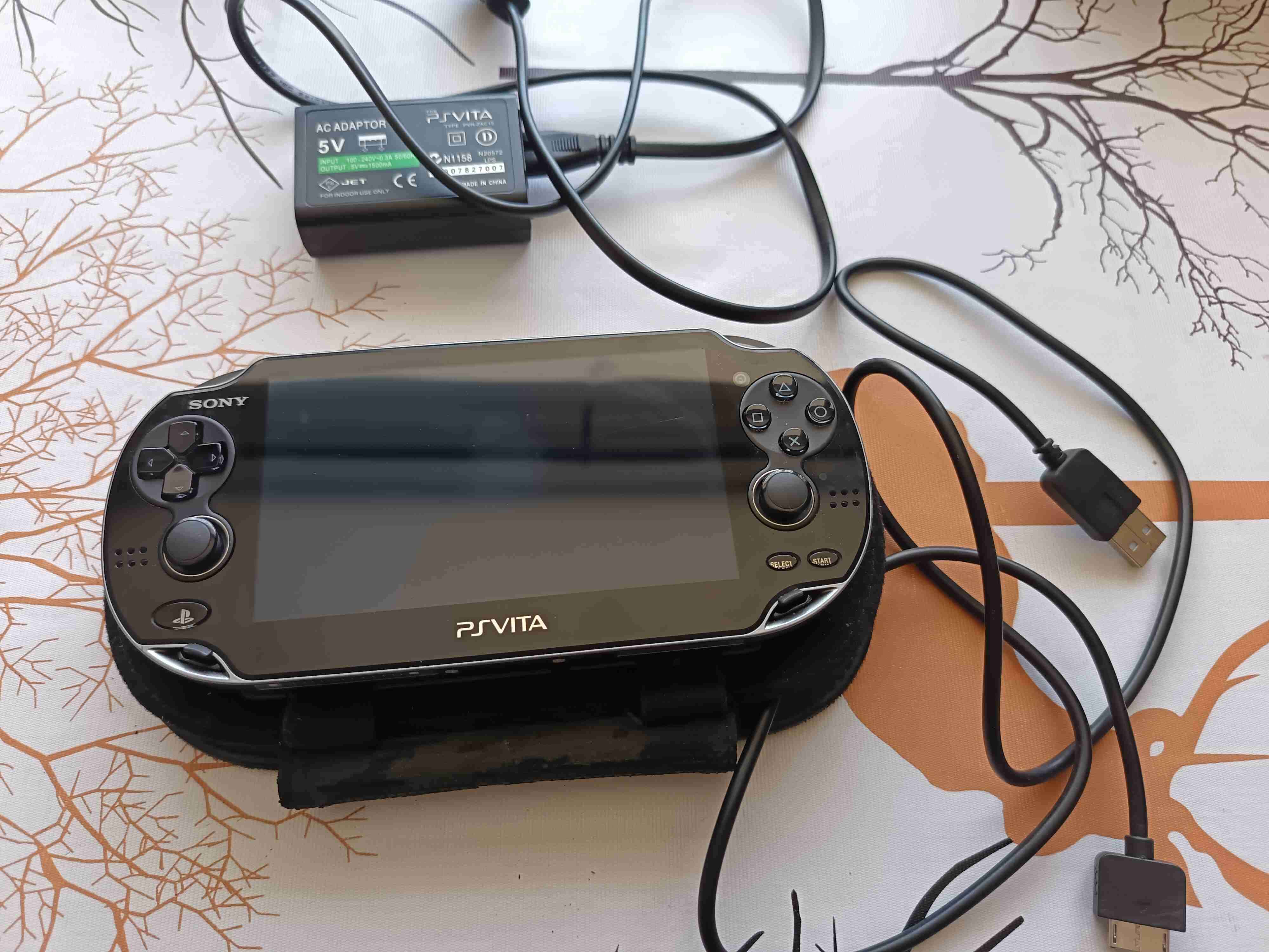 PS Vita con funda y cargador - miniatura 2