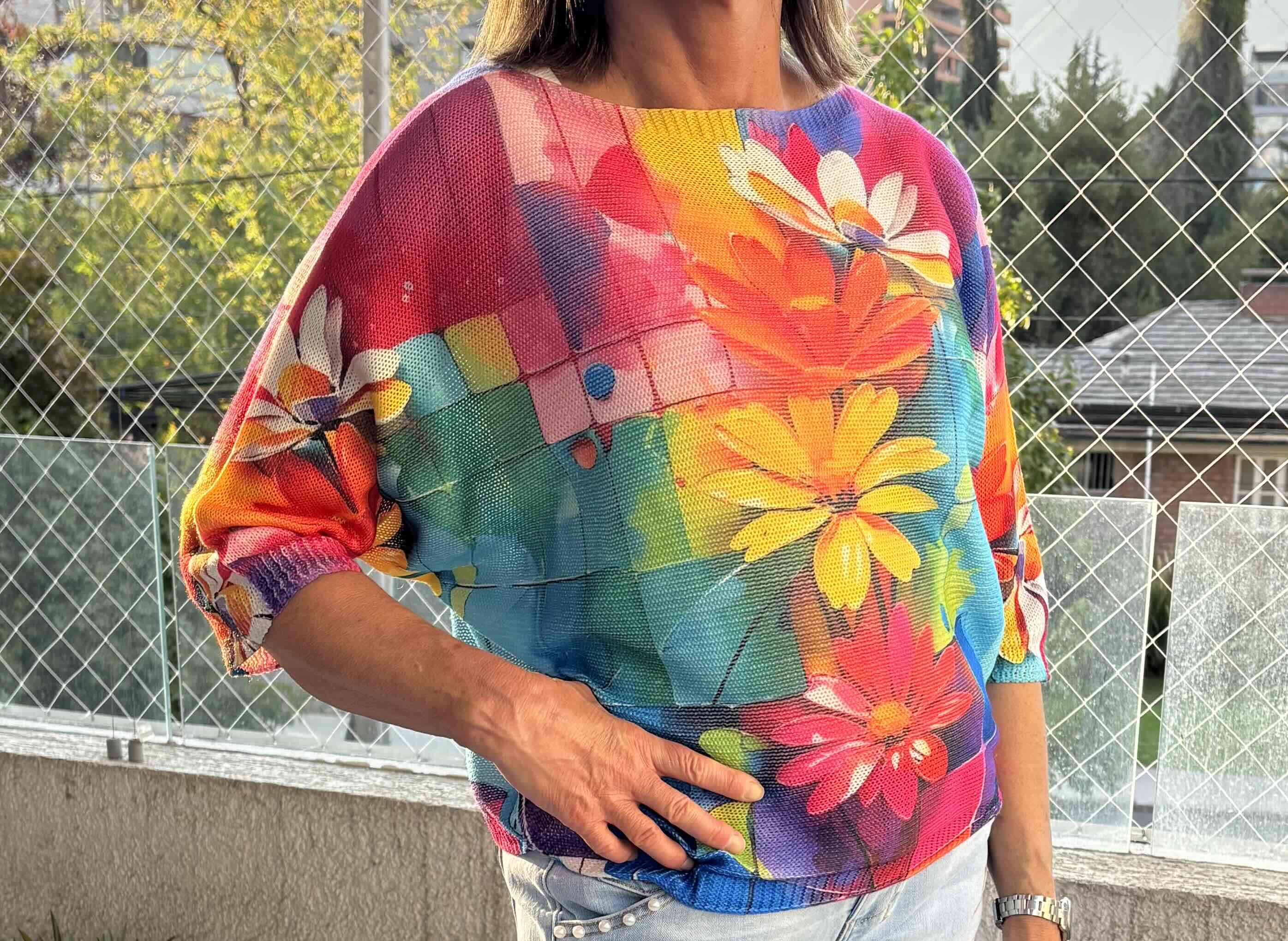 Suéter de hilo, multicolor con flores - 1