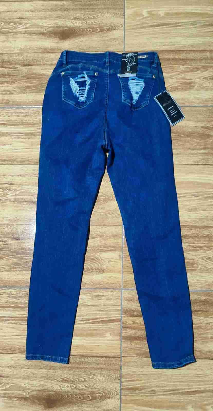 Jeans azules con etiqueta - miniatura 2