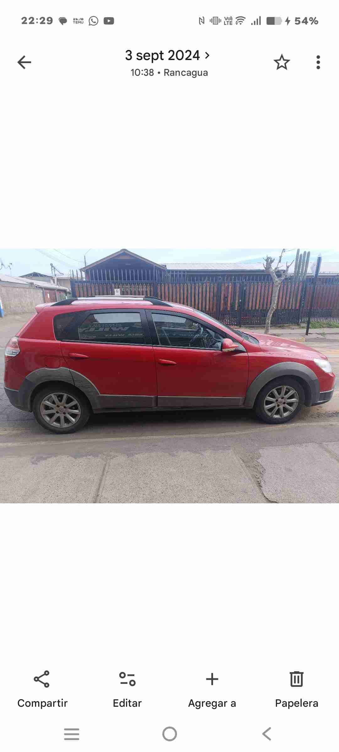 Auto rojo en buen estado año 2014 - miniatura 1