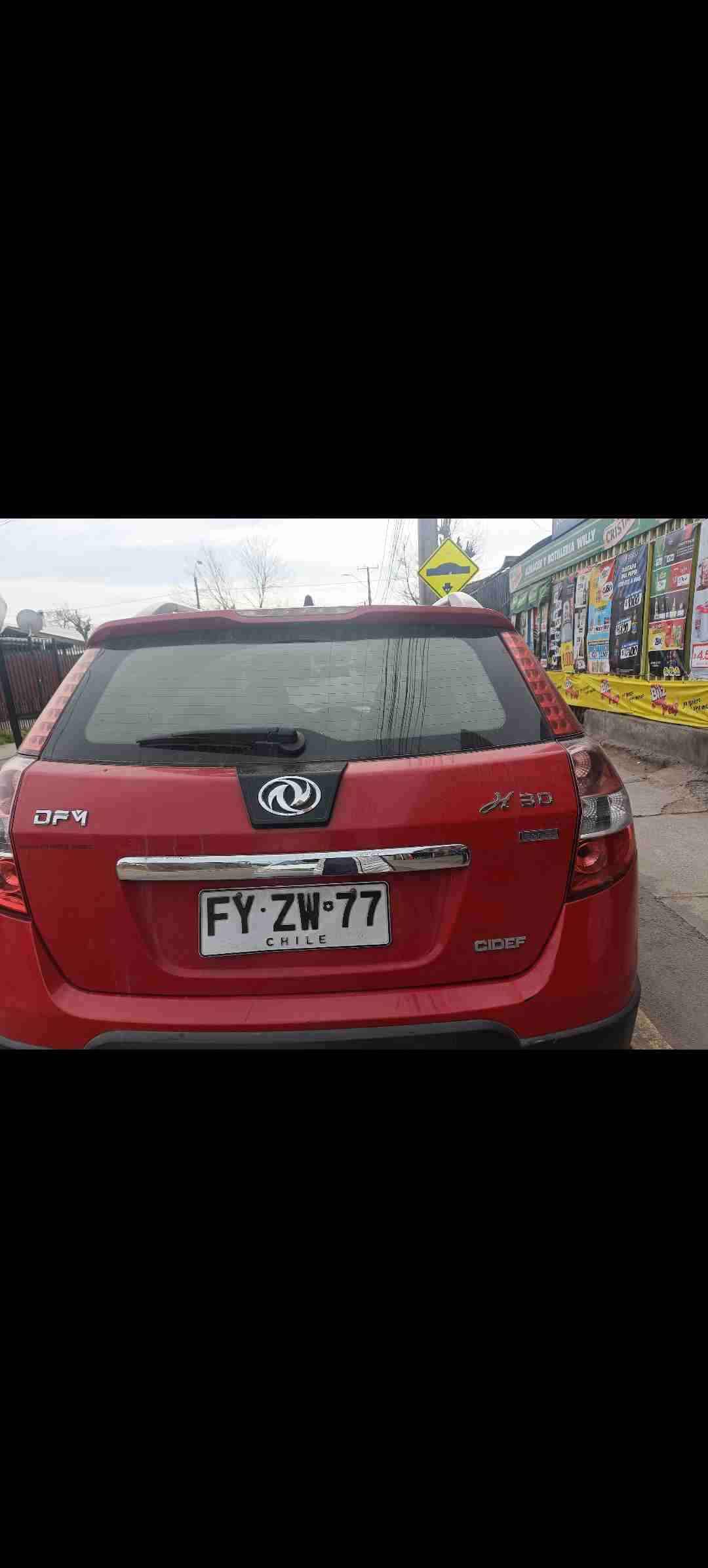 Auto rojo en buen estado año 2014 - miniatura 2