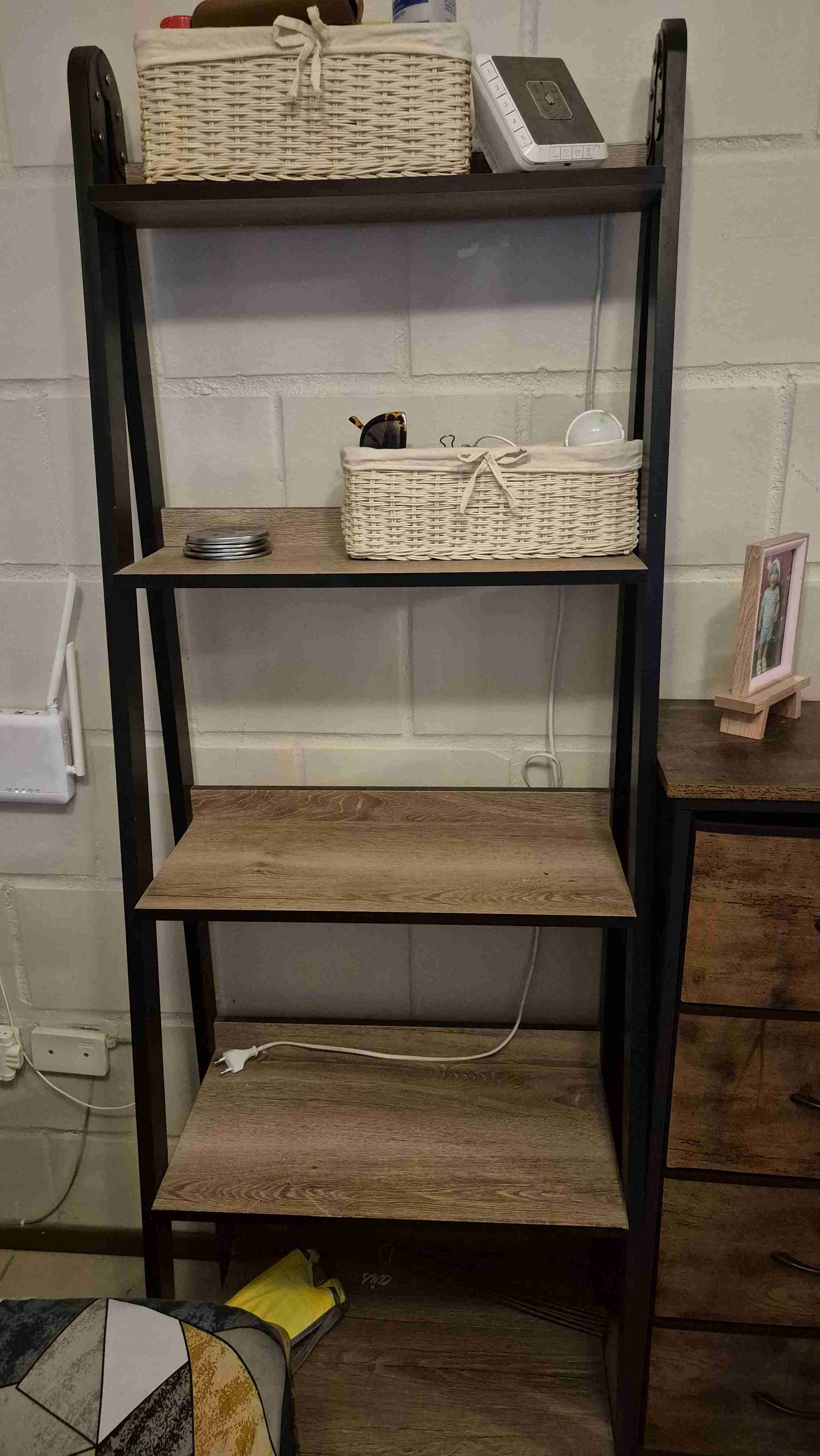 Estantería de madera y metal