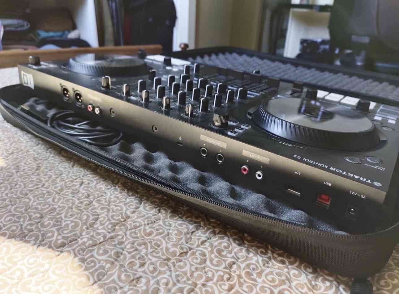 Controlador DJ Traktor S3 - 1