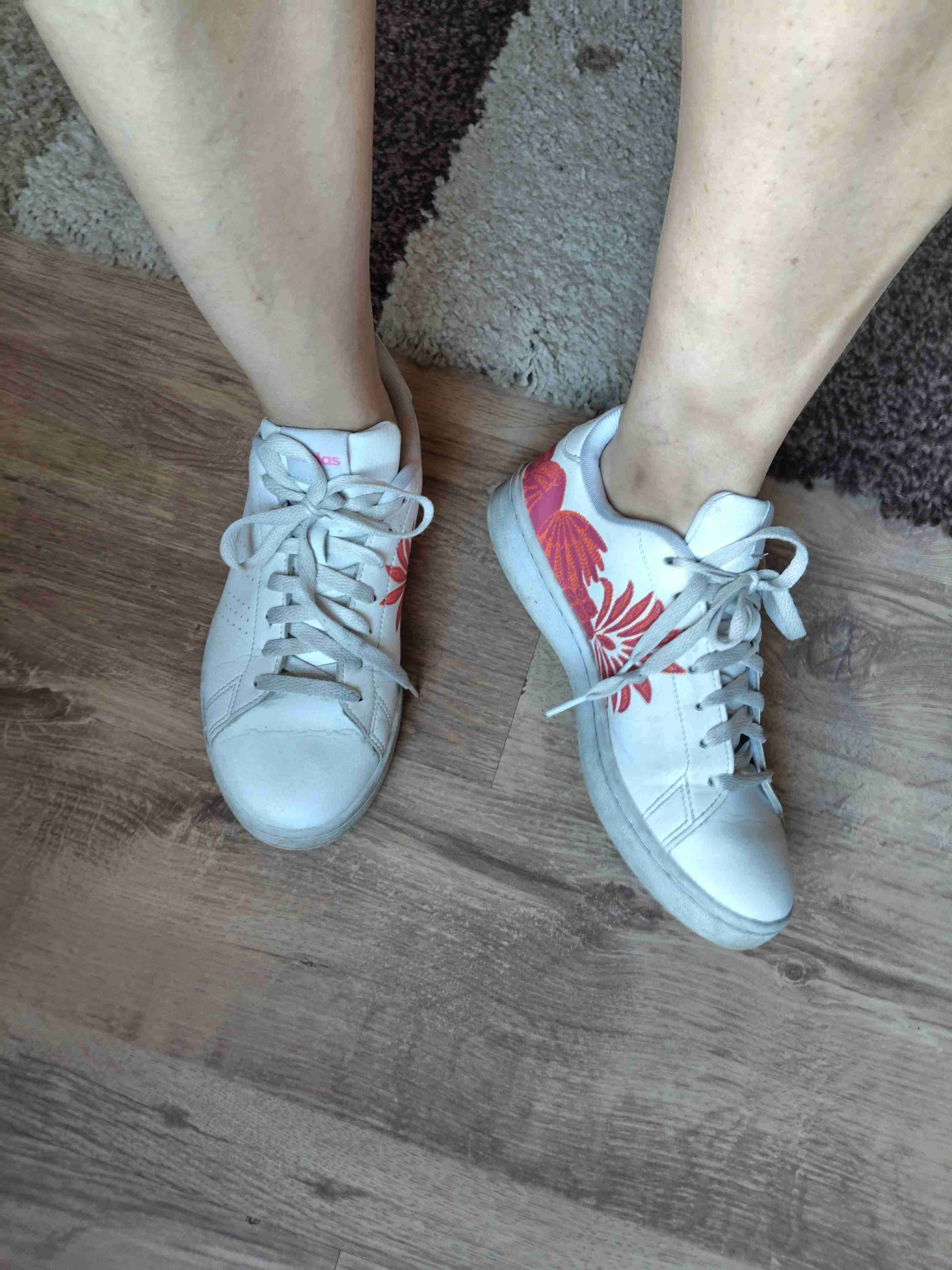 Zapatillas blancas con diseño floral - miniatura 1