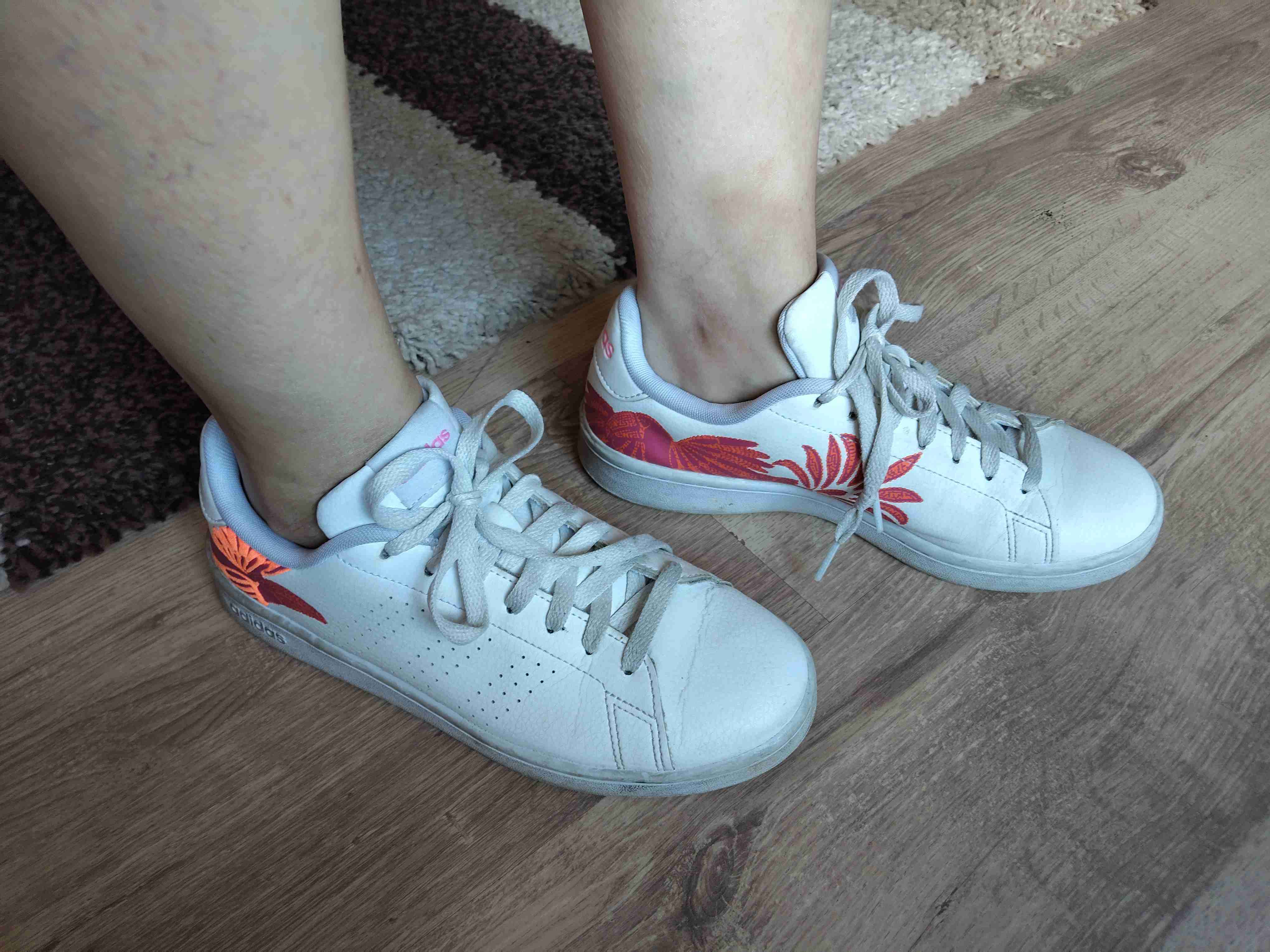 Zapatillas blancas con diseño floral - miniatura 2