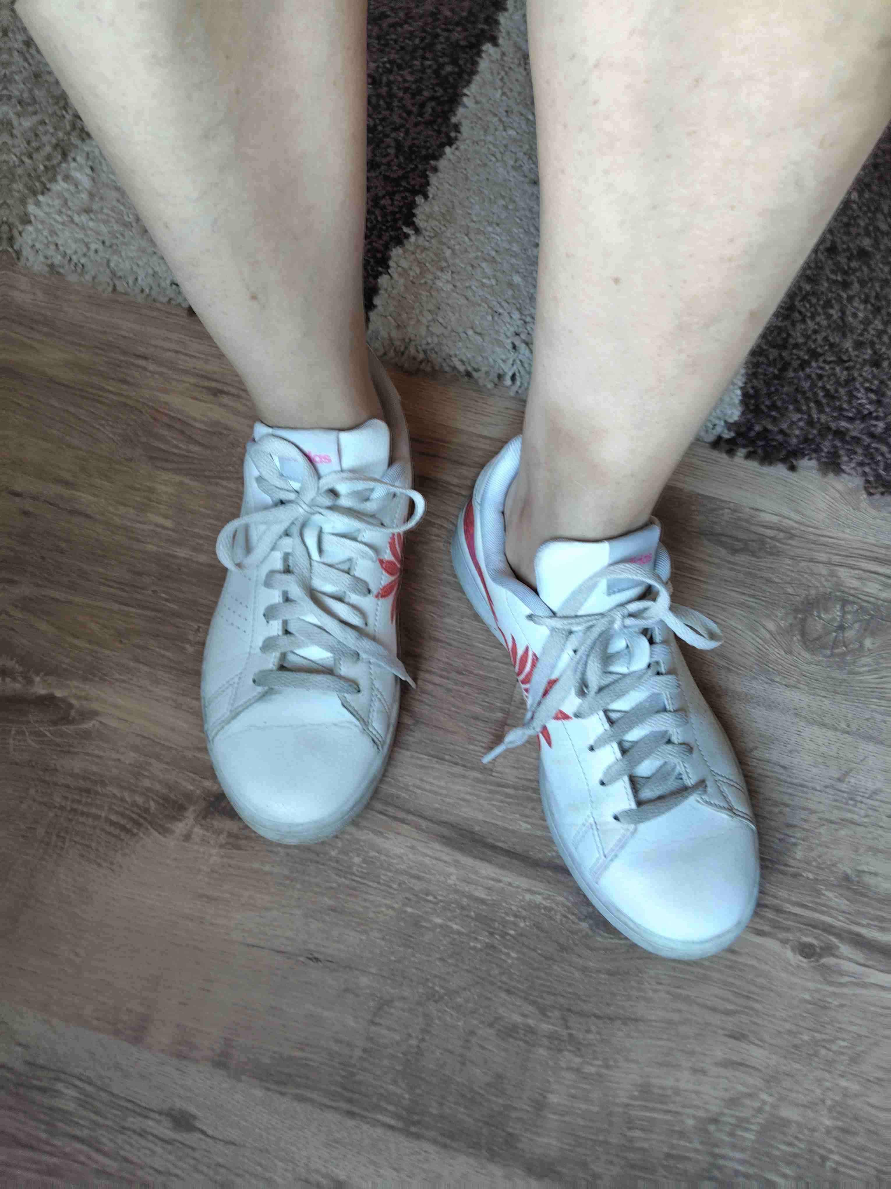 Zapatillas blancas con diseño floral - miniatura 3