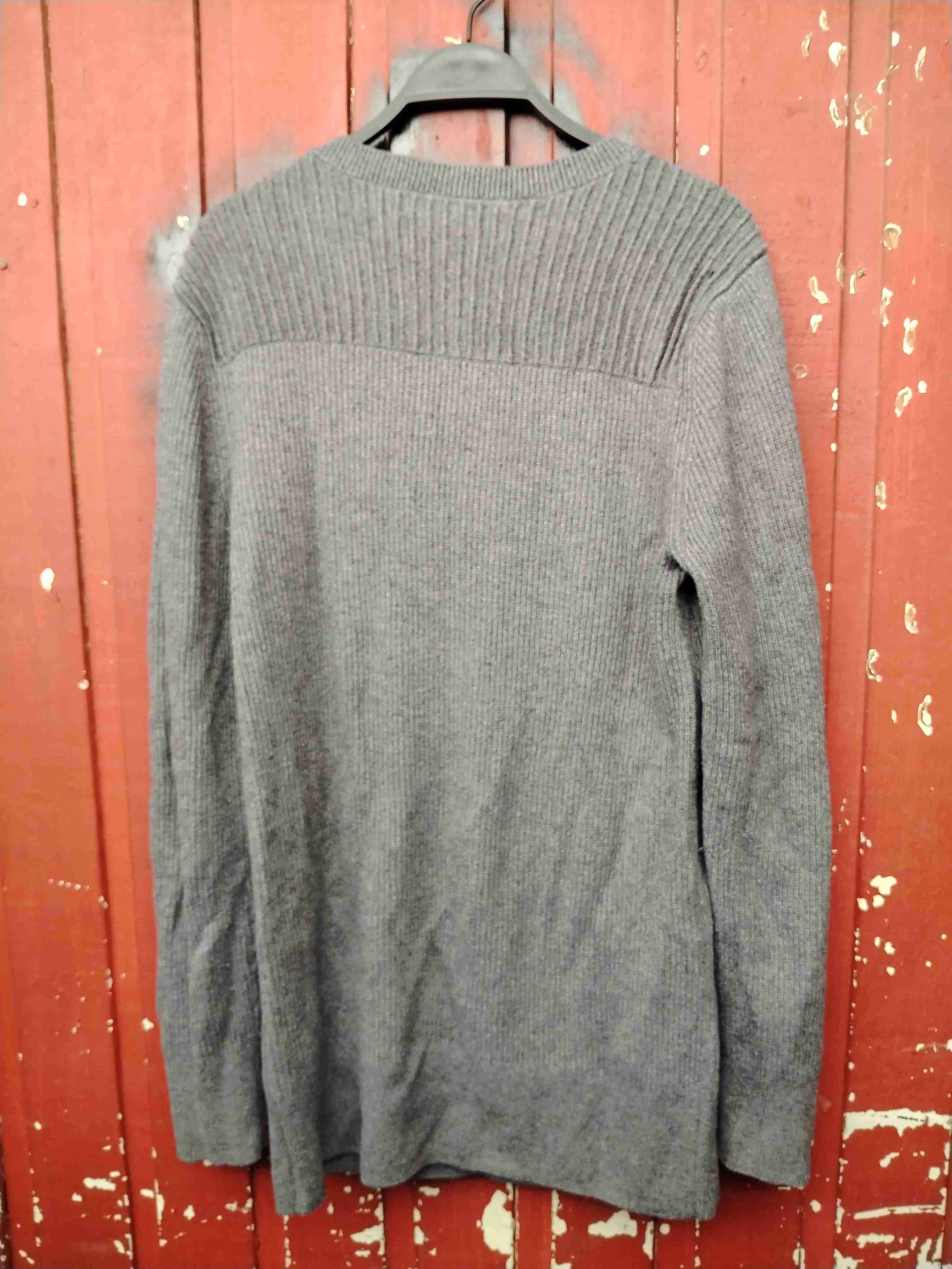 Sweater gris con botones - miniatura 3