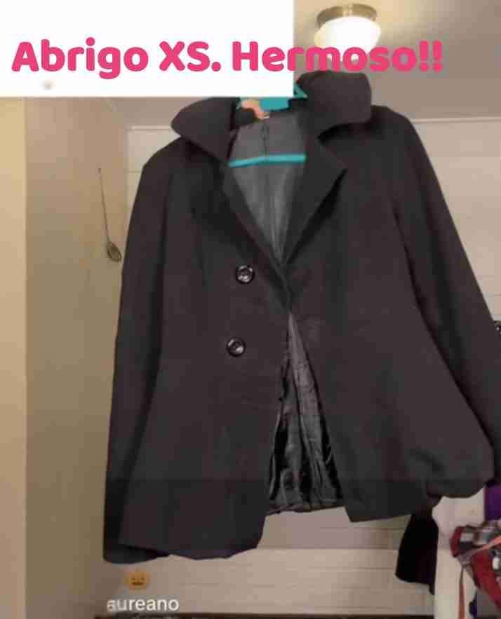 Abrigo negro pequeño