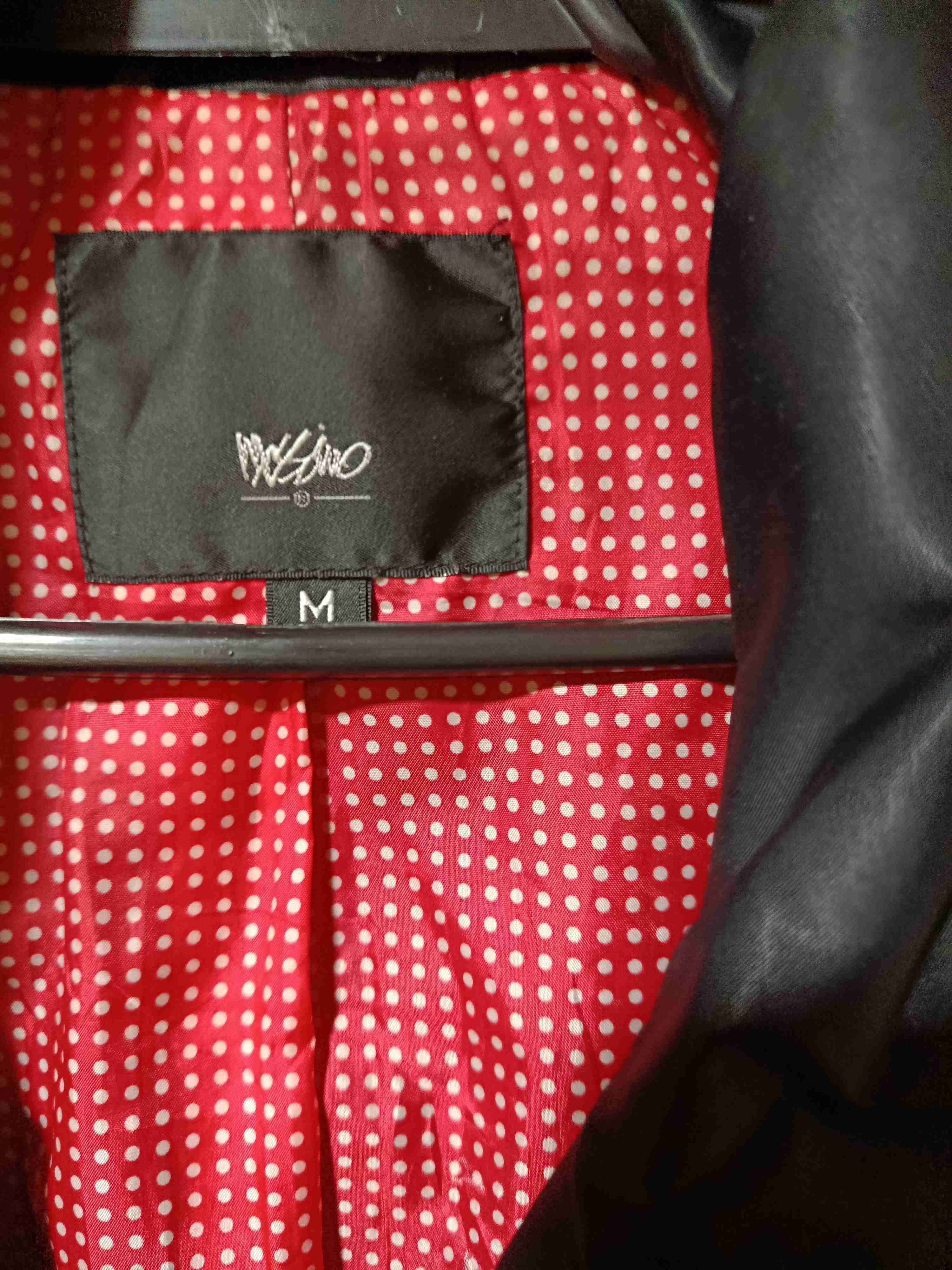 Chaqueta negra con forro rojo talla M - miniatura 2