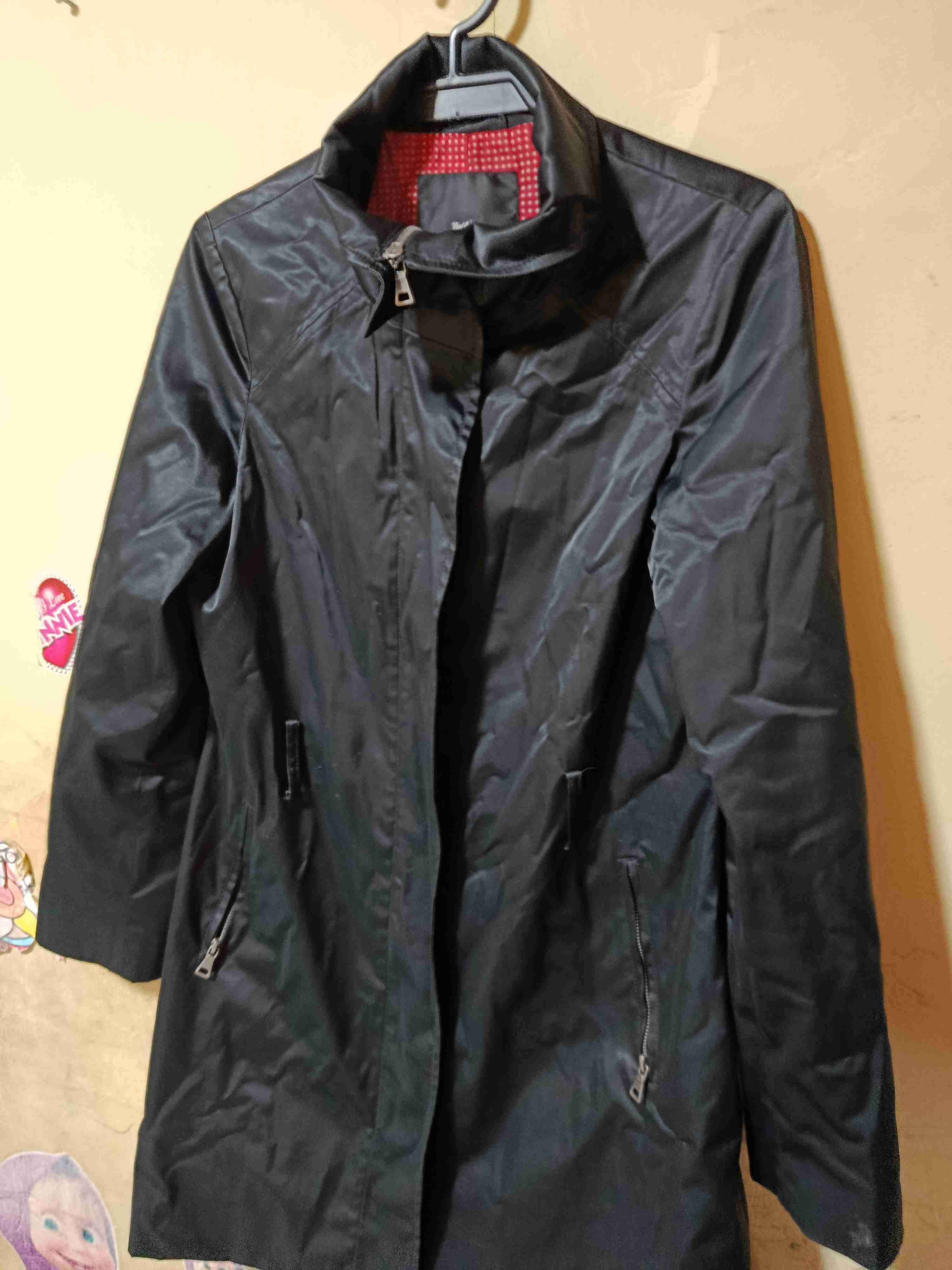 Chaqueta negra con forro rojo talla M - miniatura 3