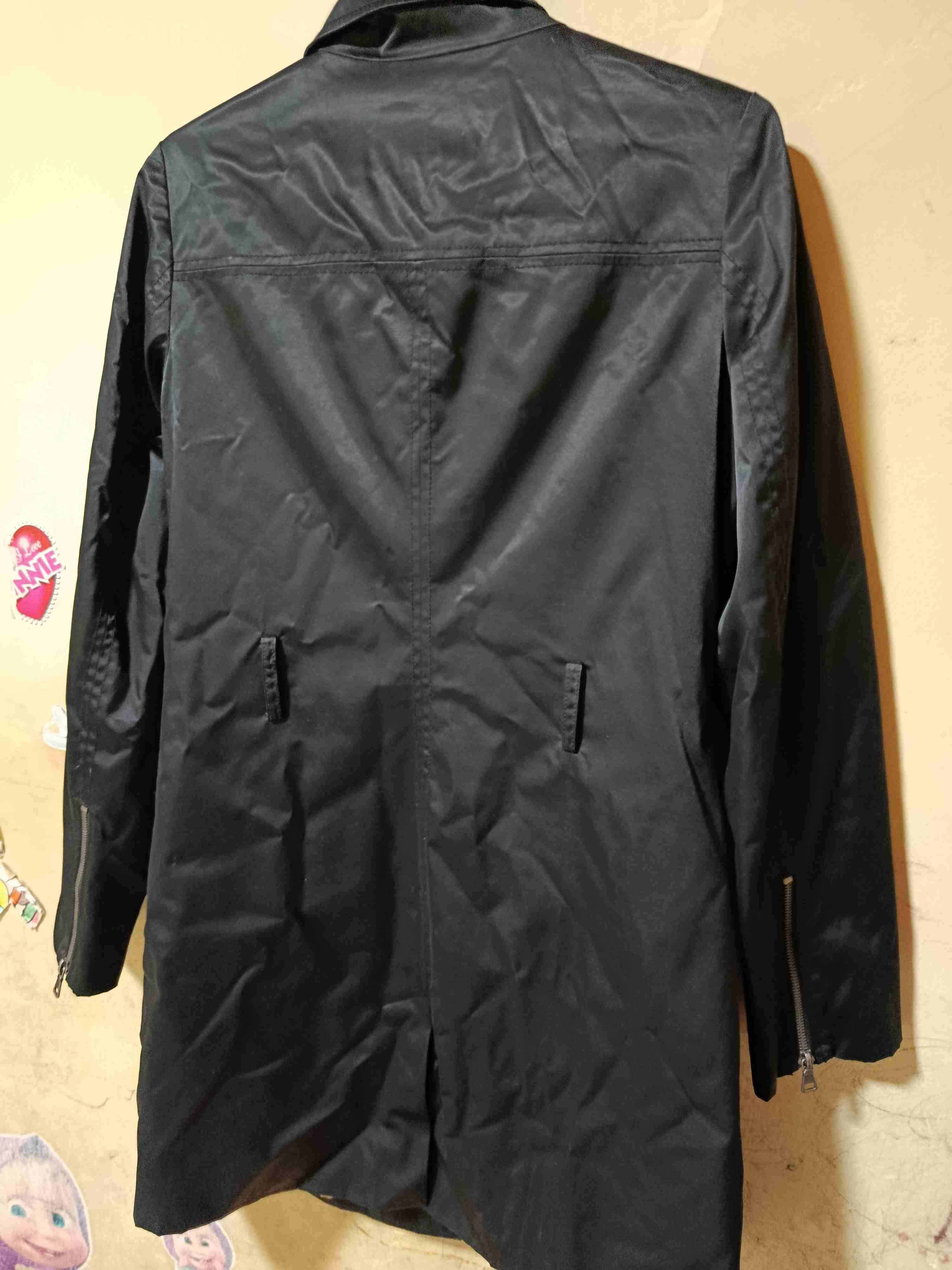 Chaqueta negra con forro rojo talla M - miniatura 4