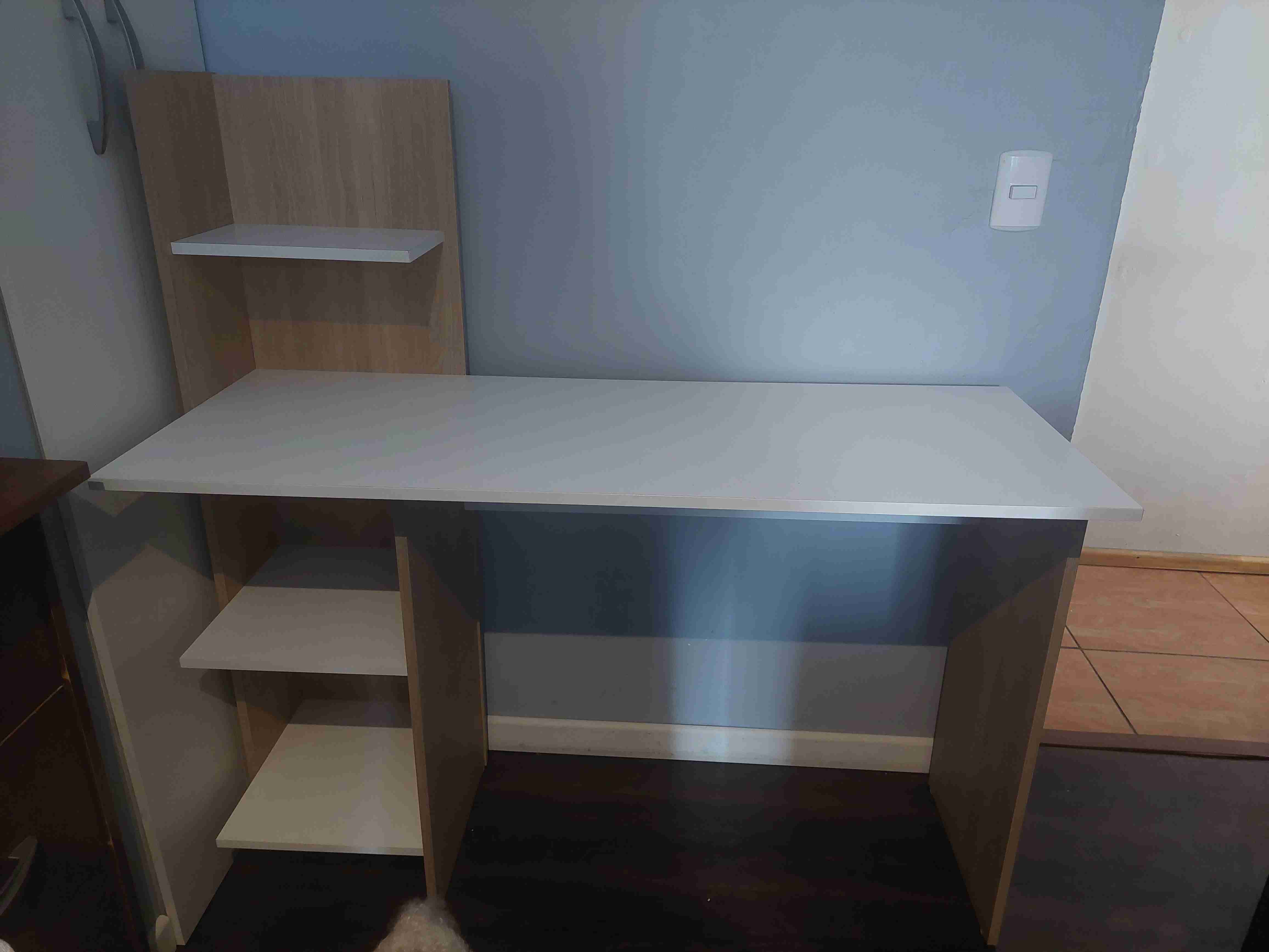 Escritorio con estantes madera - miniatura 4