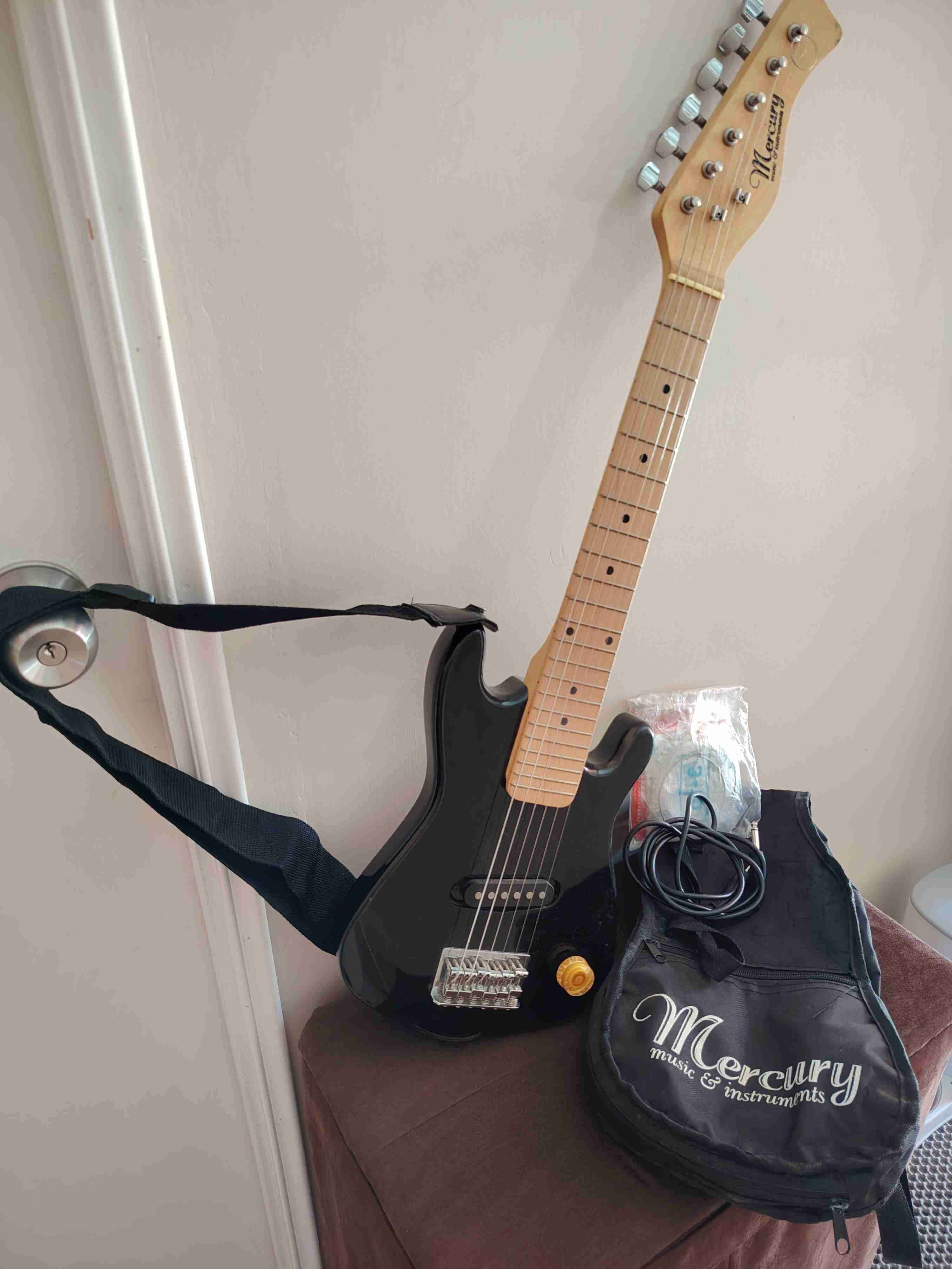 Guitarra eléctrica Mercury negra - miniatura 1