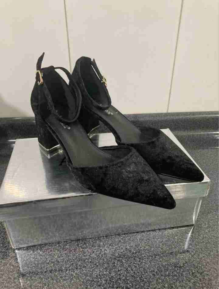 Zapatos de tacón negro elegantes - miniatura 1