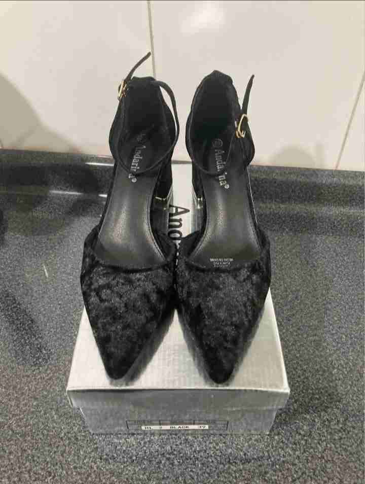 Zapatos de tacón negro elegantes - miniatura 2