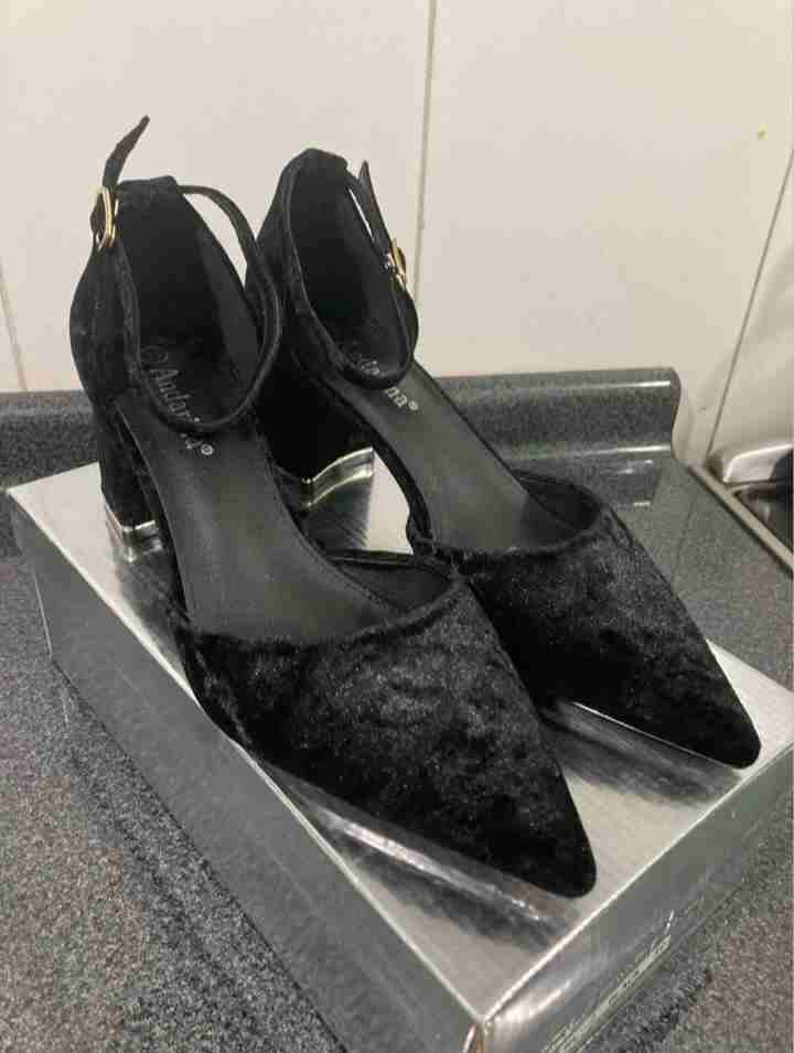 Zapatos de tacón negro elegantes - miniatura 4