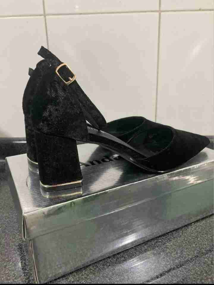 Zapatos de tacón negro elegantes - miniatura 5