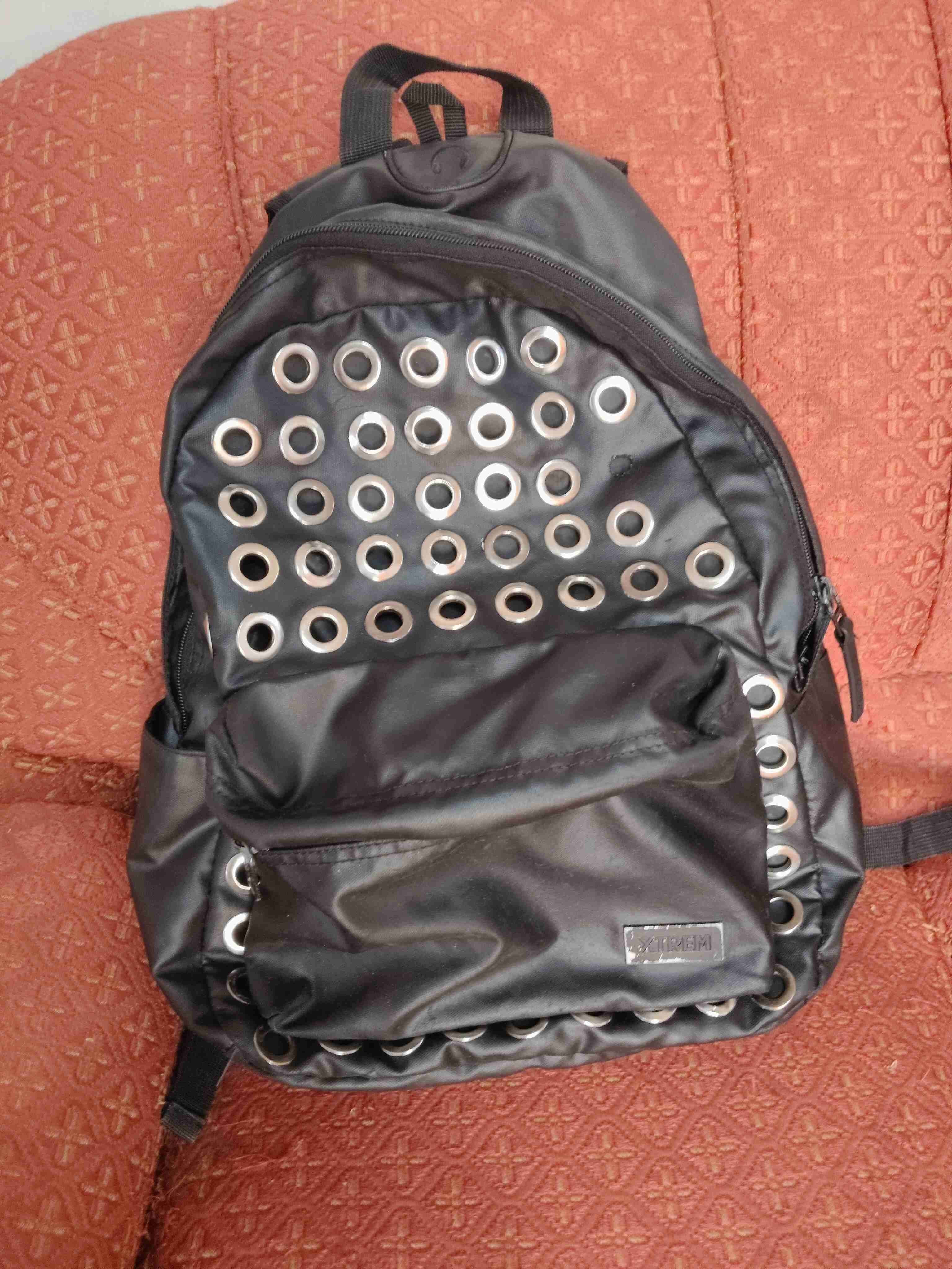 Mochila negra con ojales metálicos