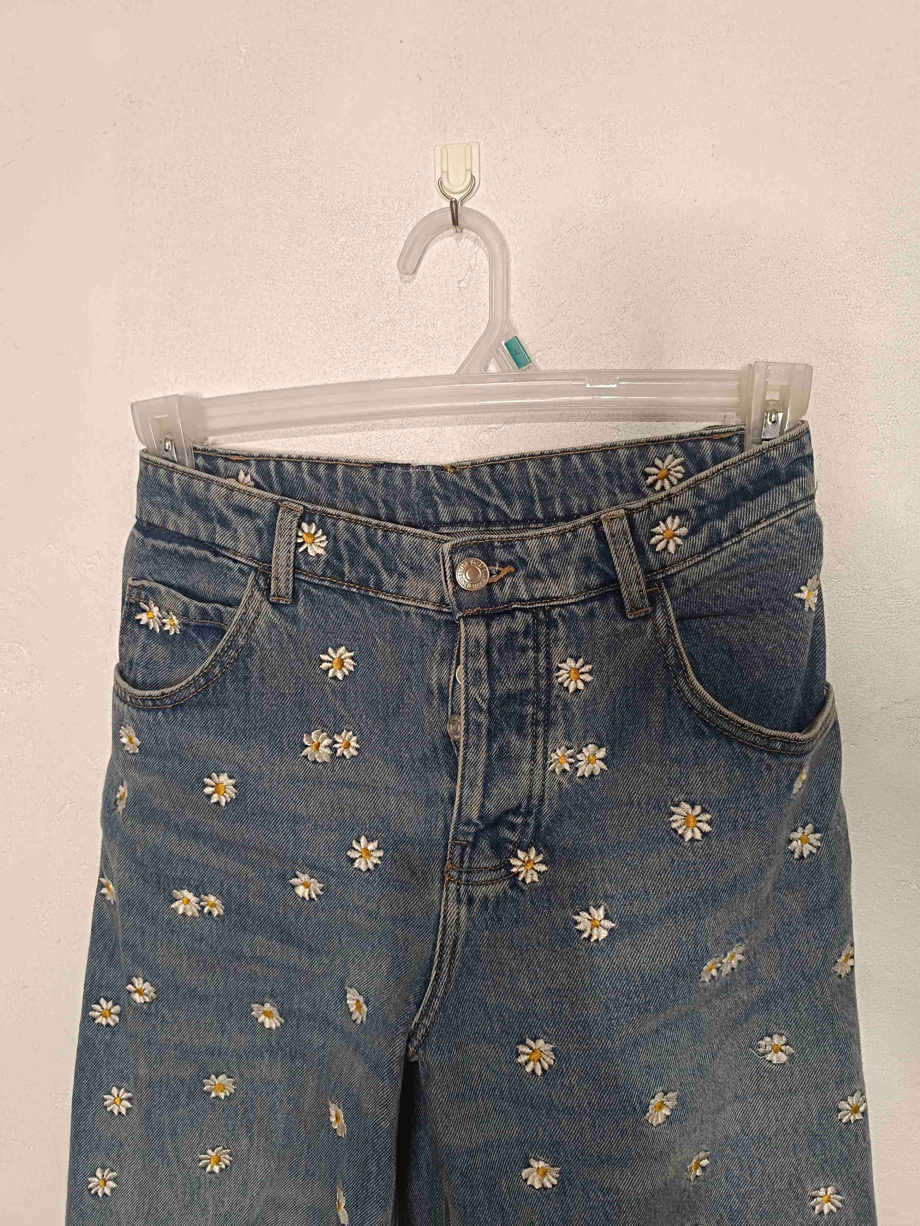 Jeans bordados con margaritas - miniatura 1