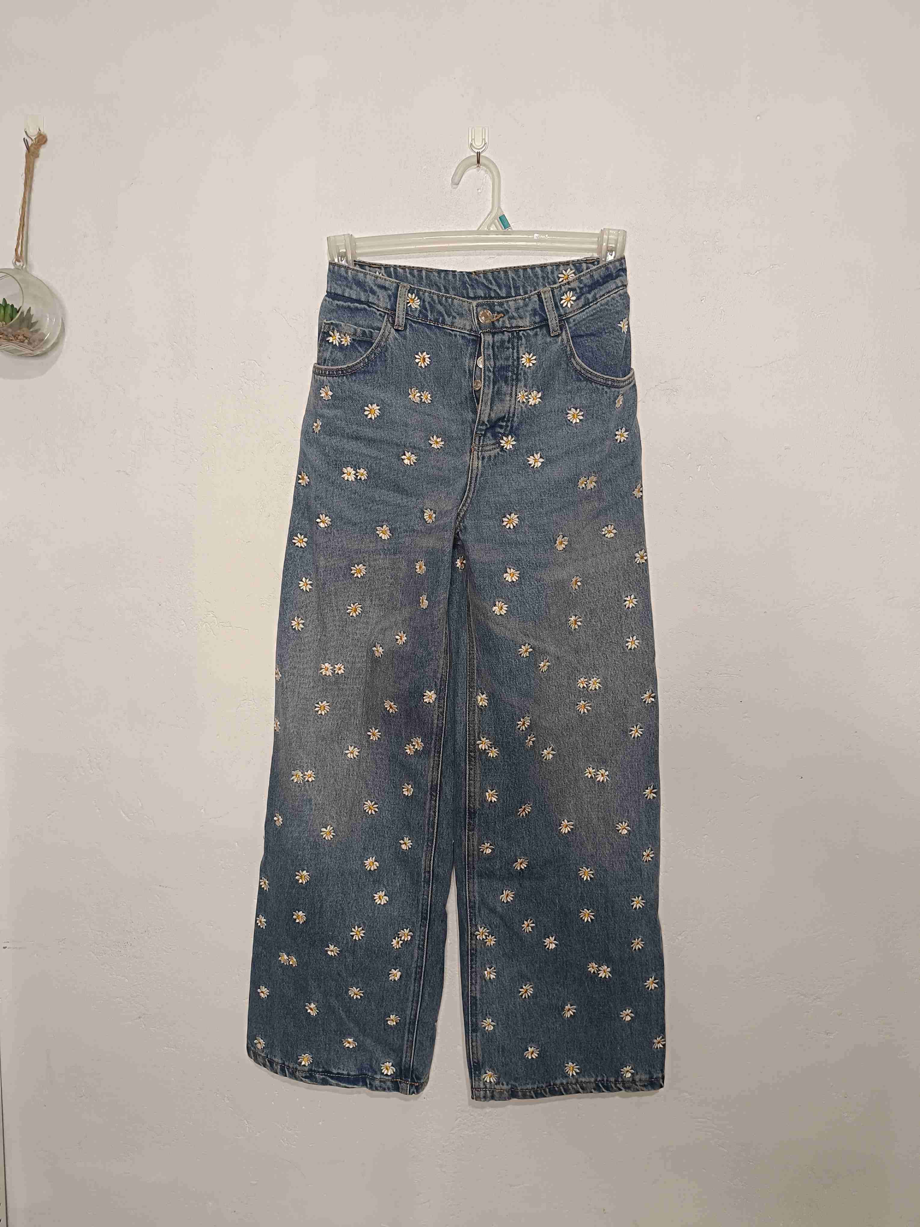 Jeans bordados con margaritas - miniatura 2