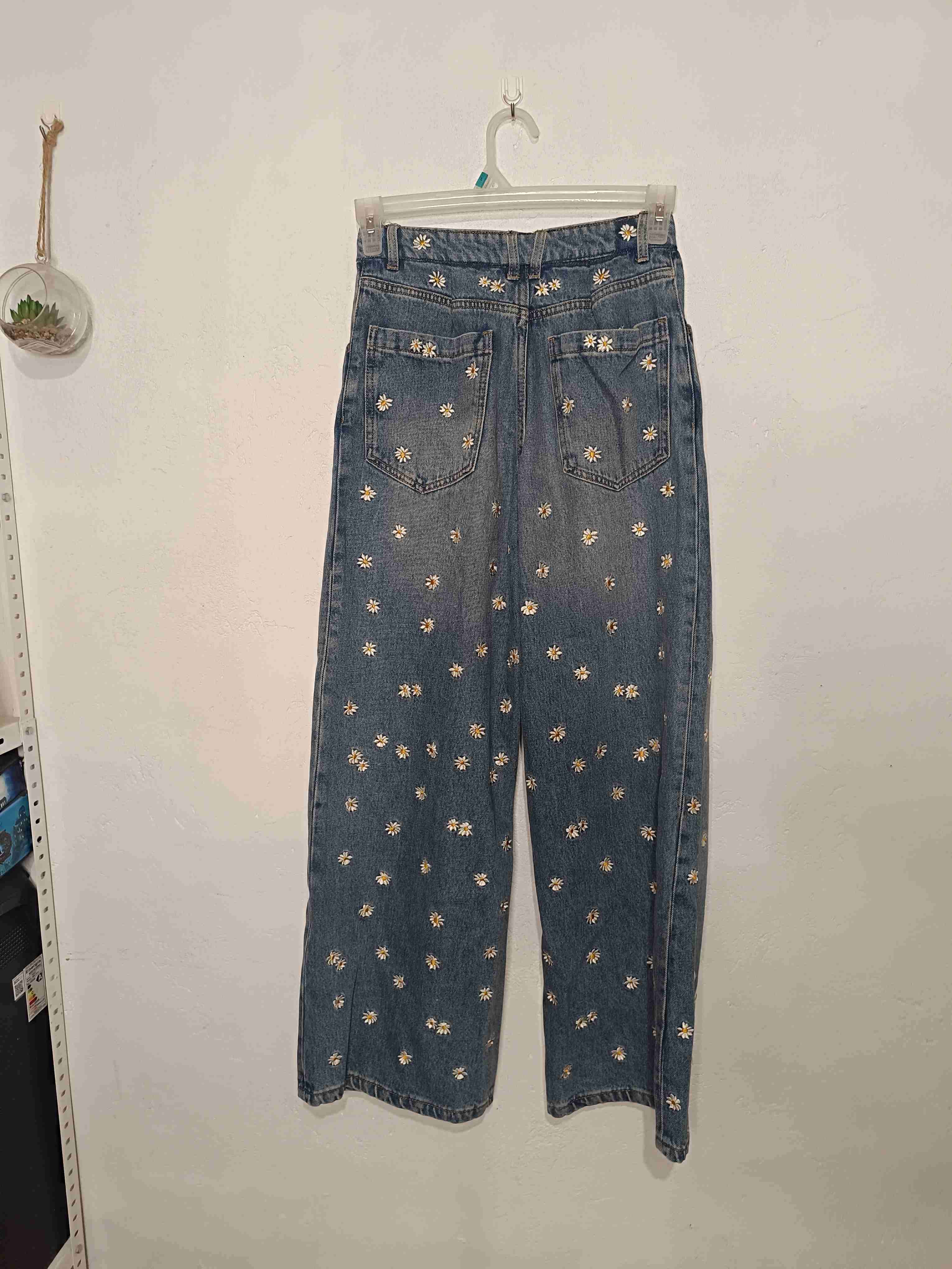 Jeans bordados con margaritas - miniatura 3