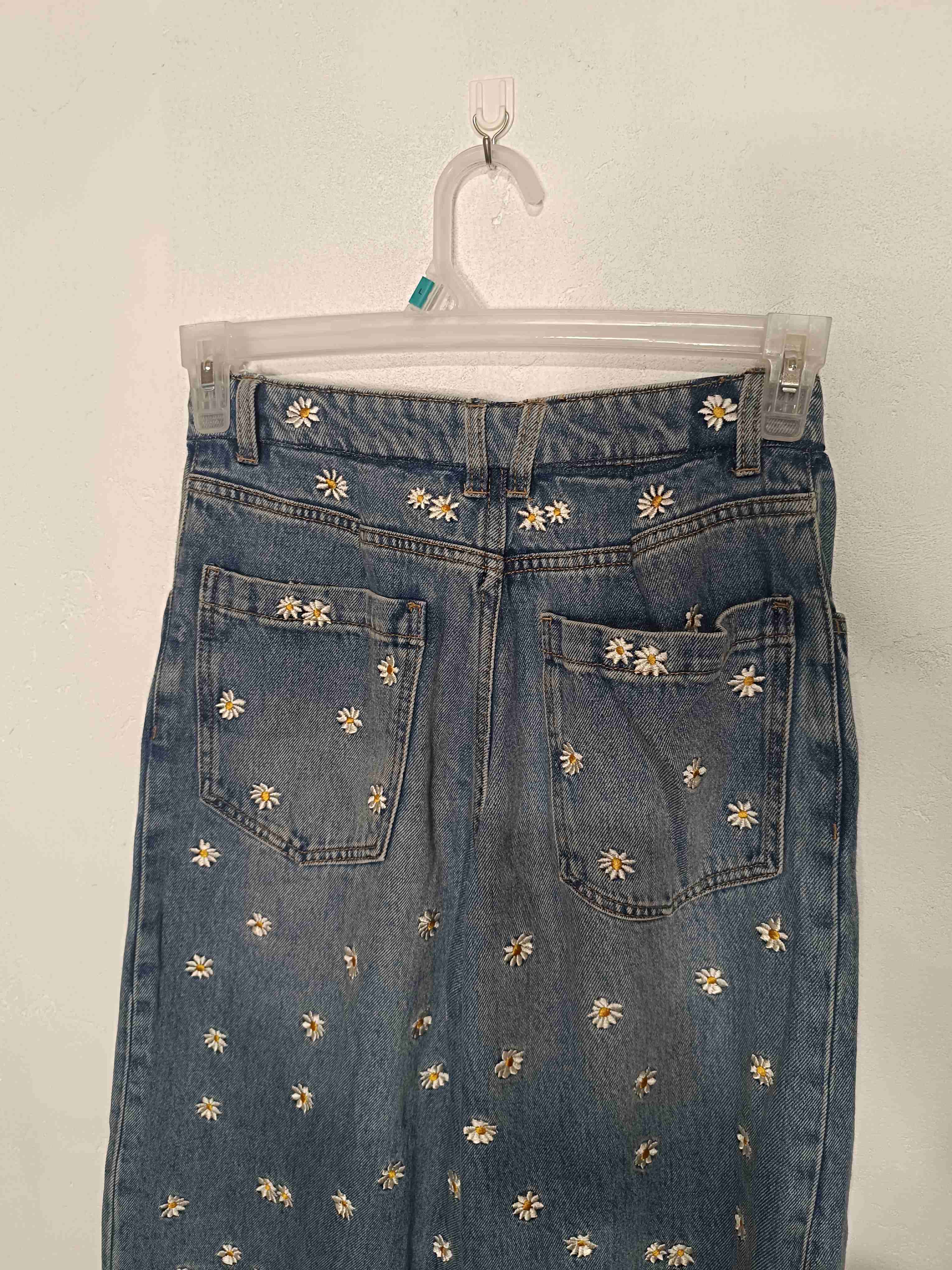 Jeans bordados con margaritas - miniatura 4