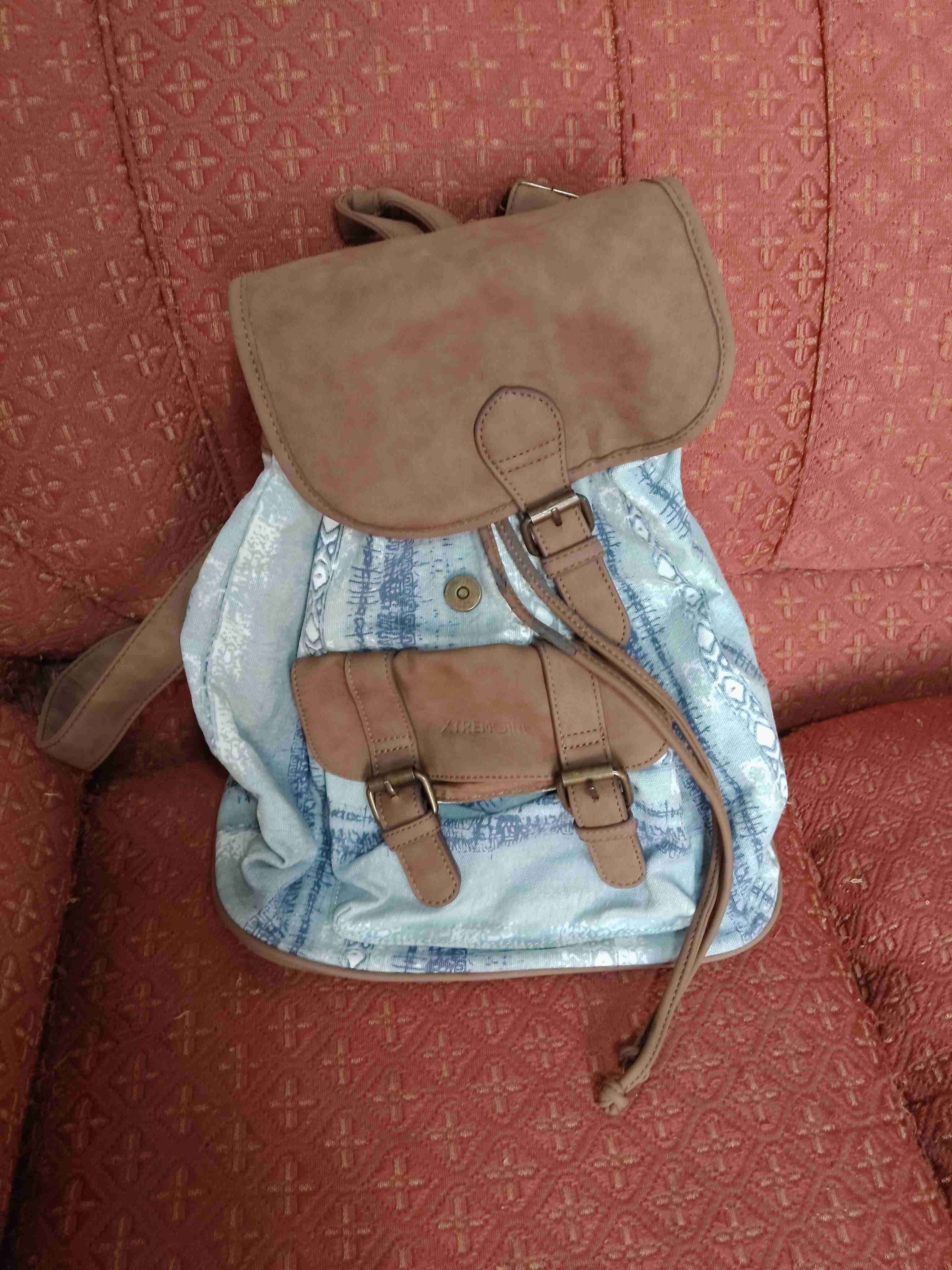 Mochila de tela y cuero