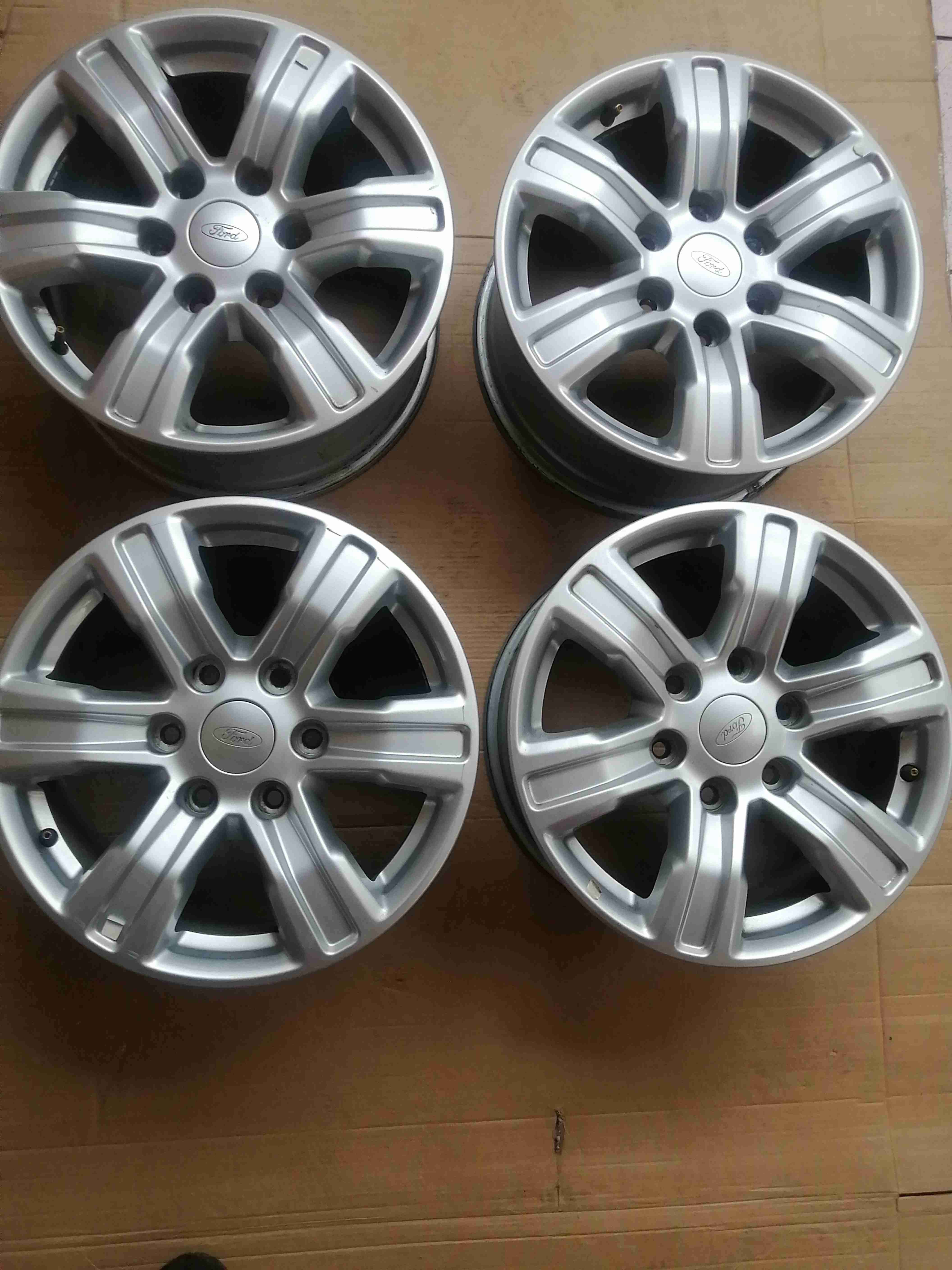 Llantas de aleación Ford 17" Impecables 6 en 139 - miniatura 1