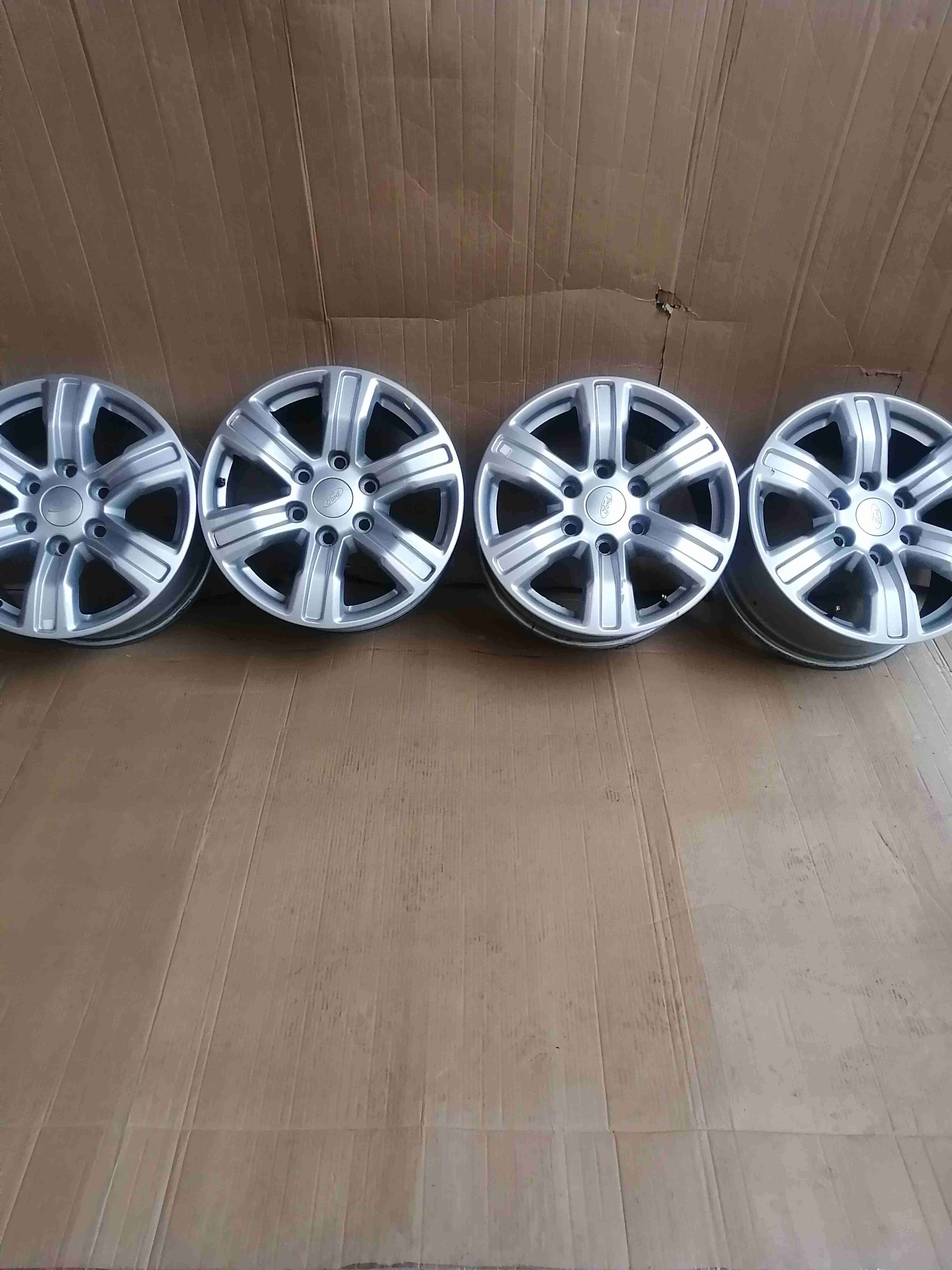 Llantas de aleación Ford 17" Impecables 6 en 139 - miniatura 3