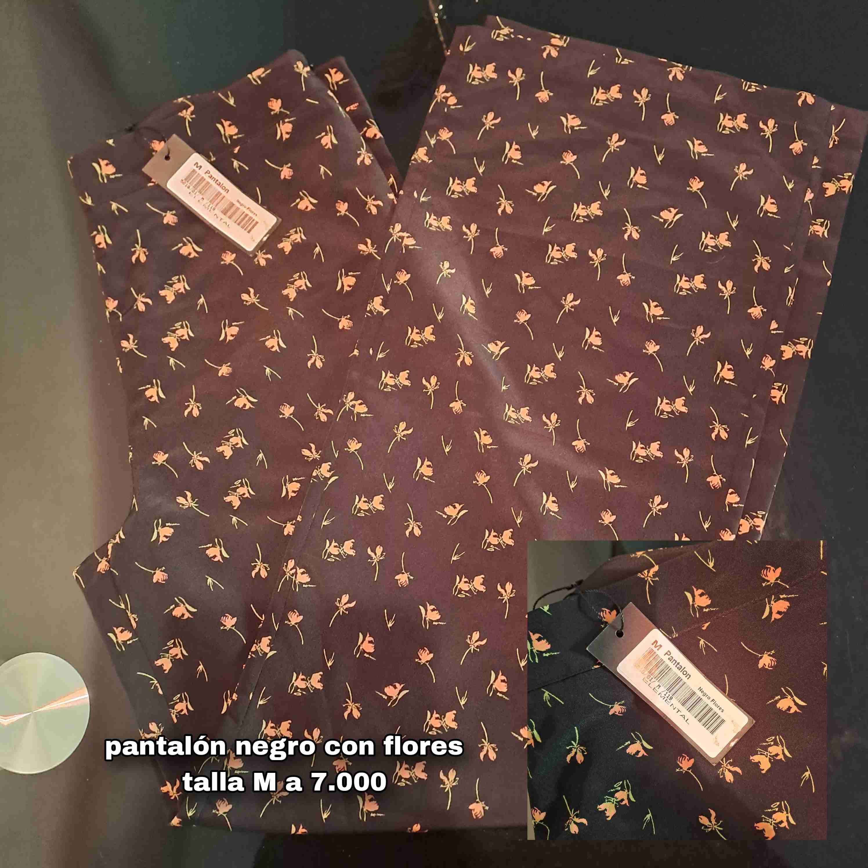 Pantalón negro con flores