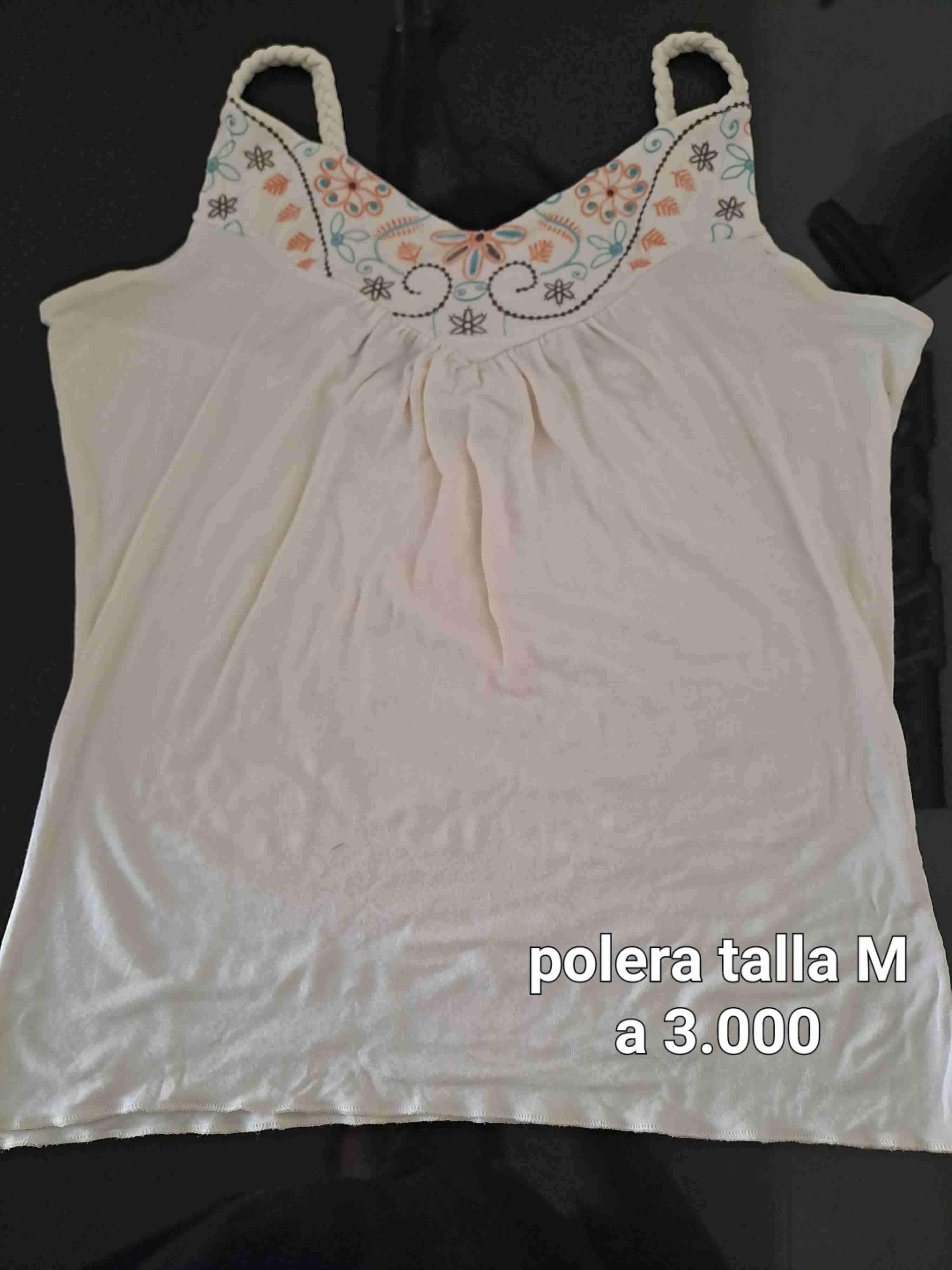 Polera blanca con bordado