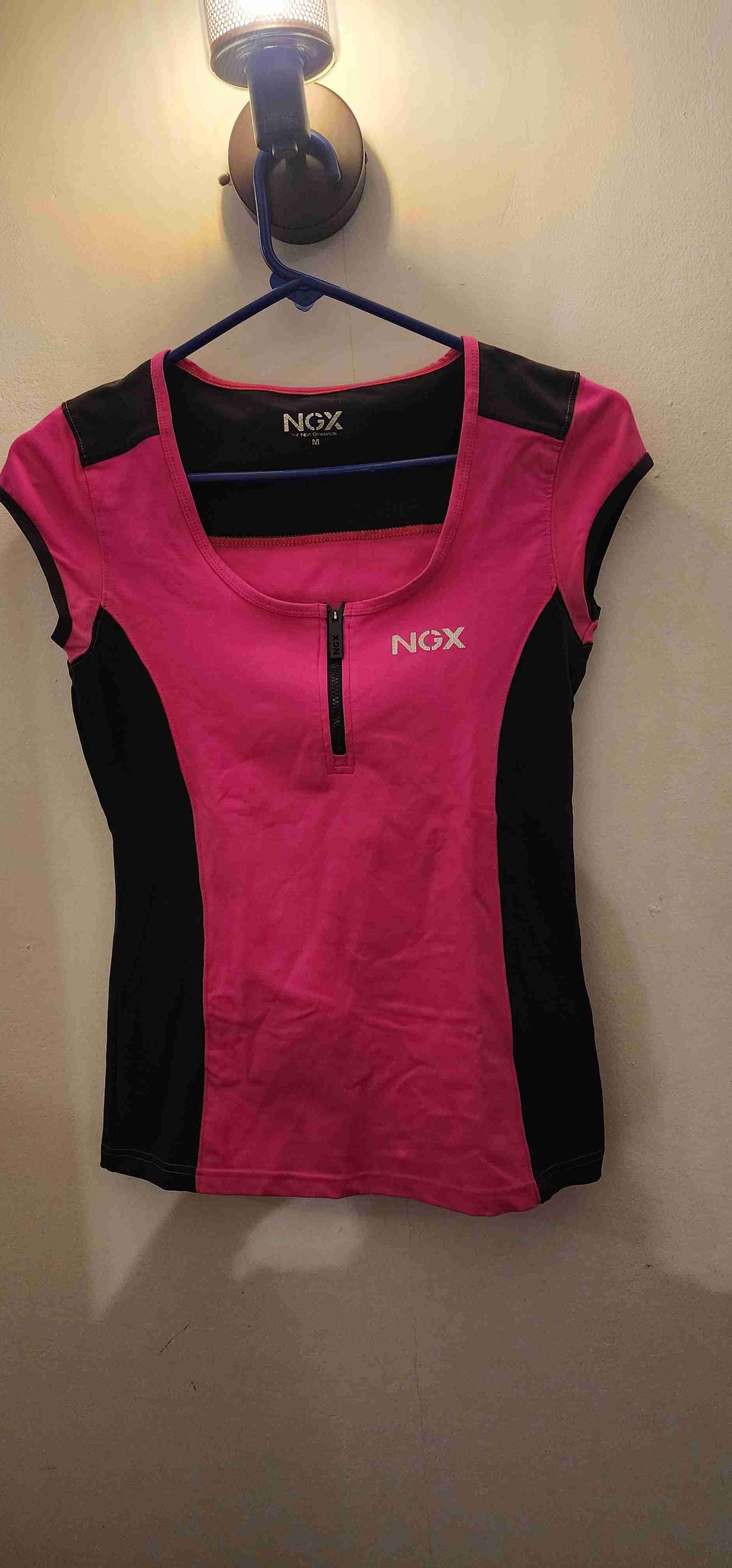 Polera deportiva rosa y negra - 1