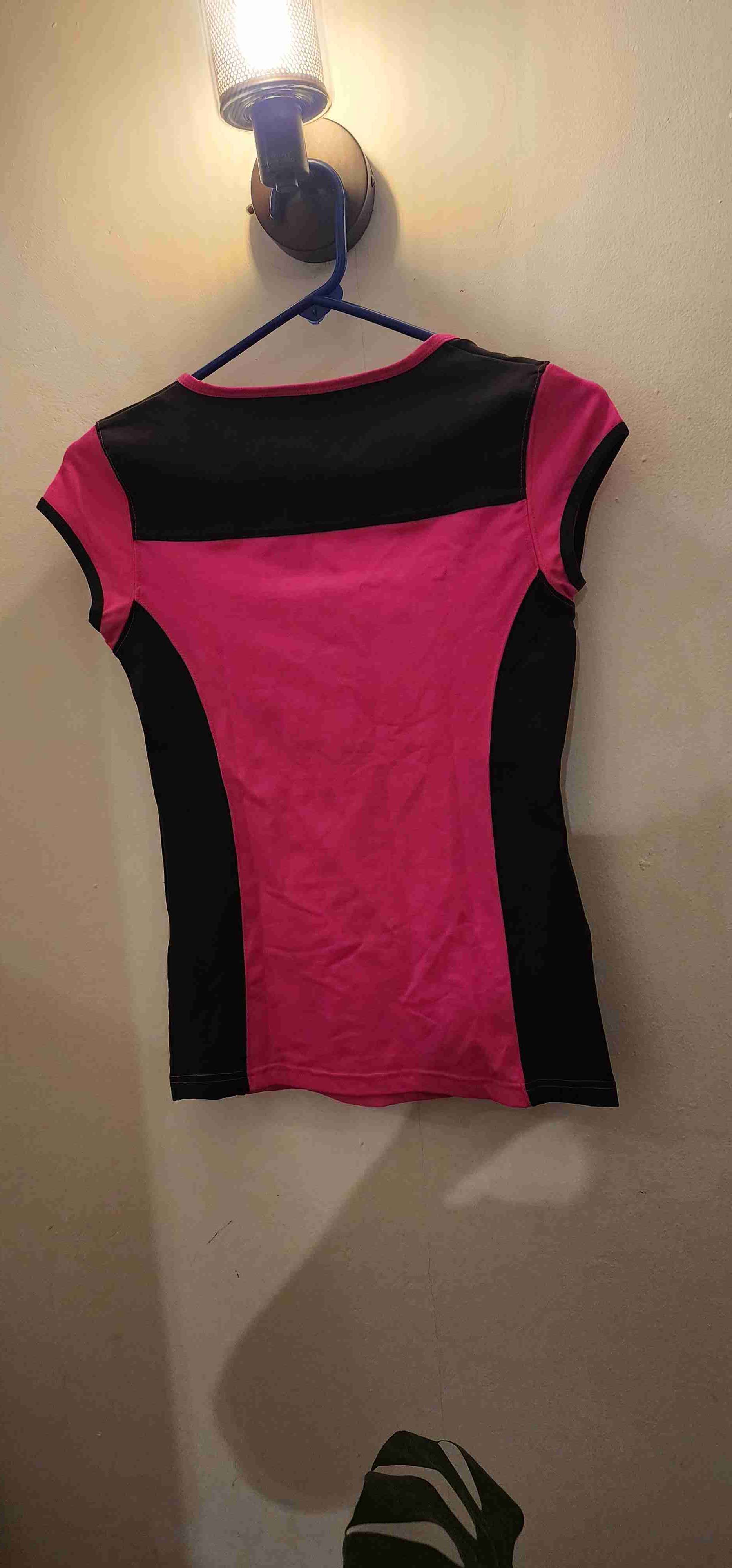 Polera deportiva rosa y negra - 2