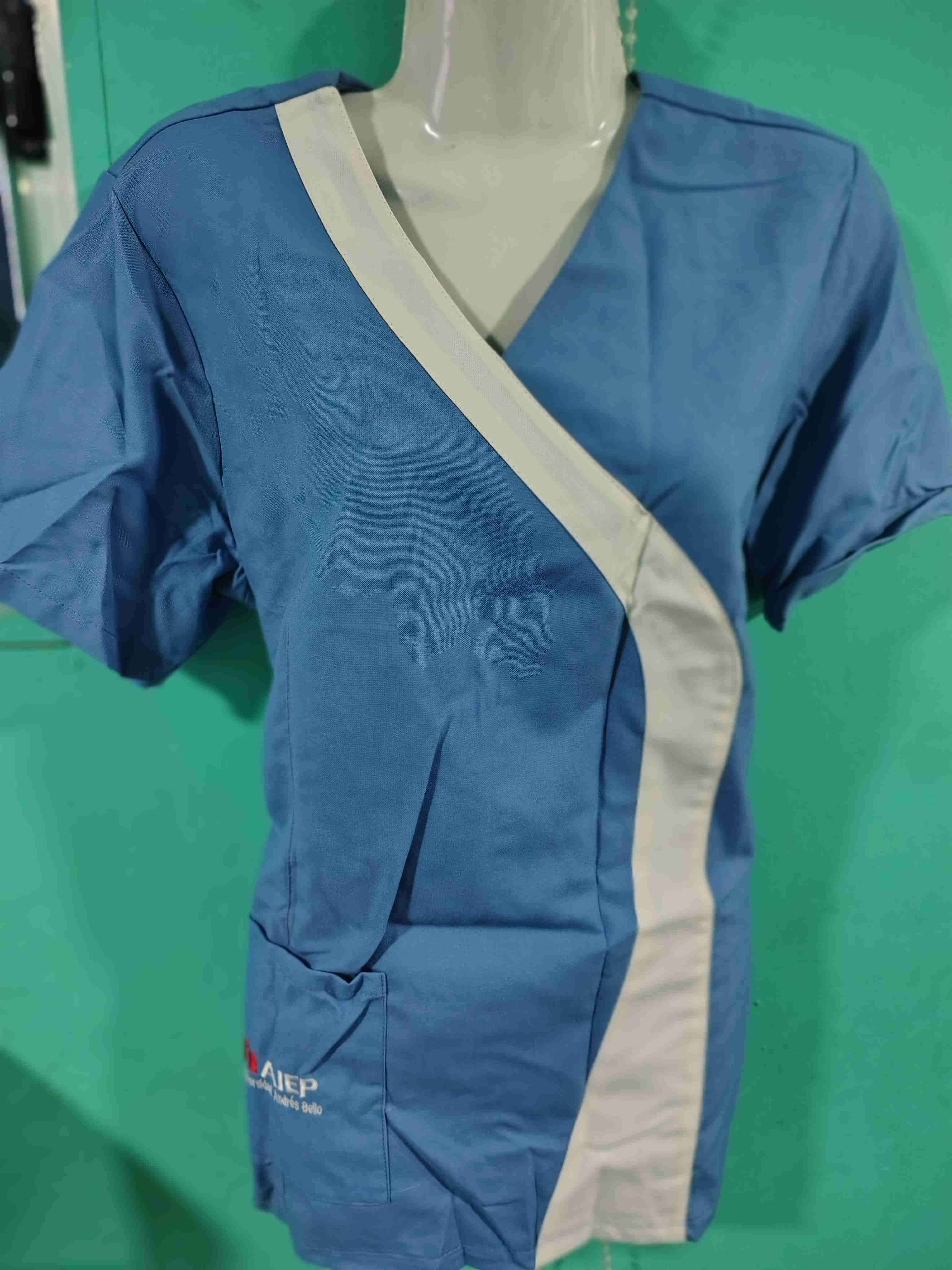 Blusa médica azul y verde AIEP - 1