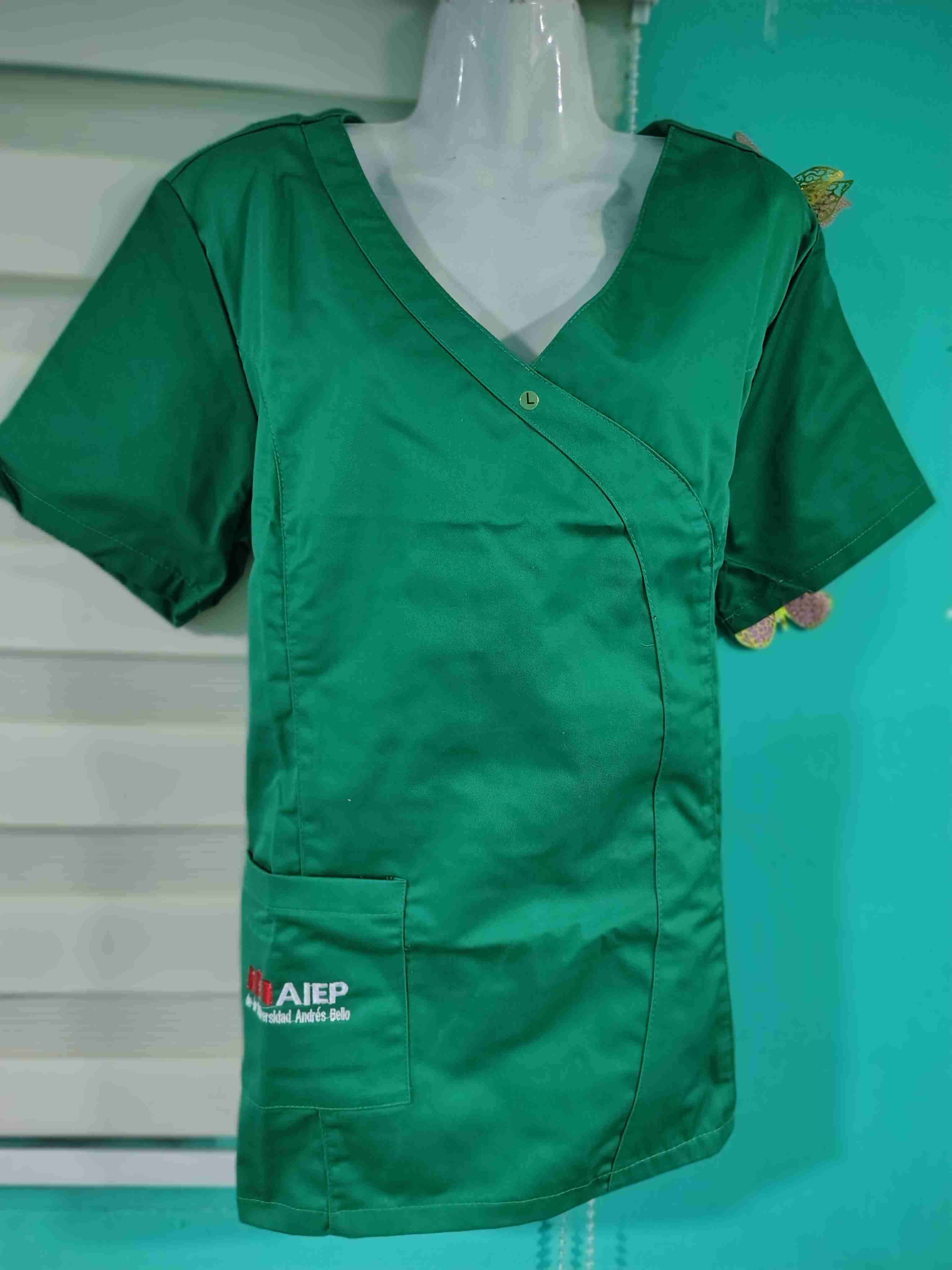 Blusa médica azul y verde AIEP - 4