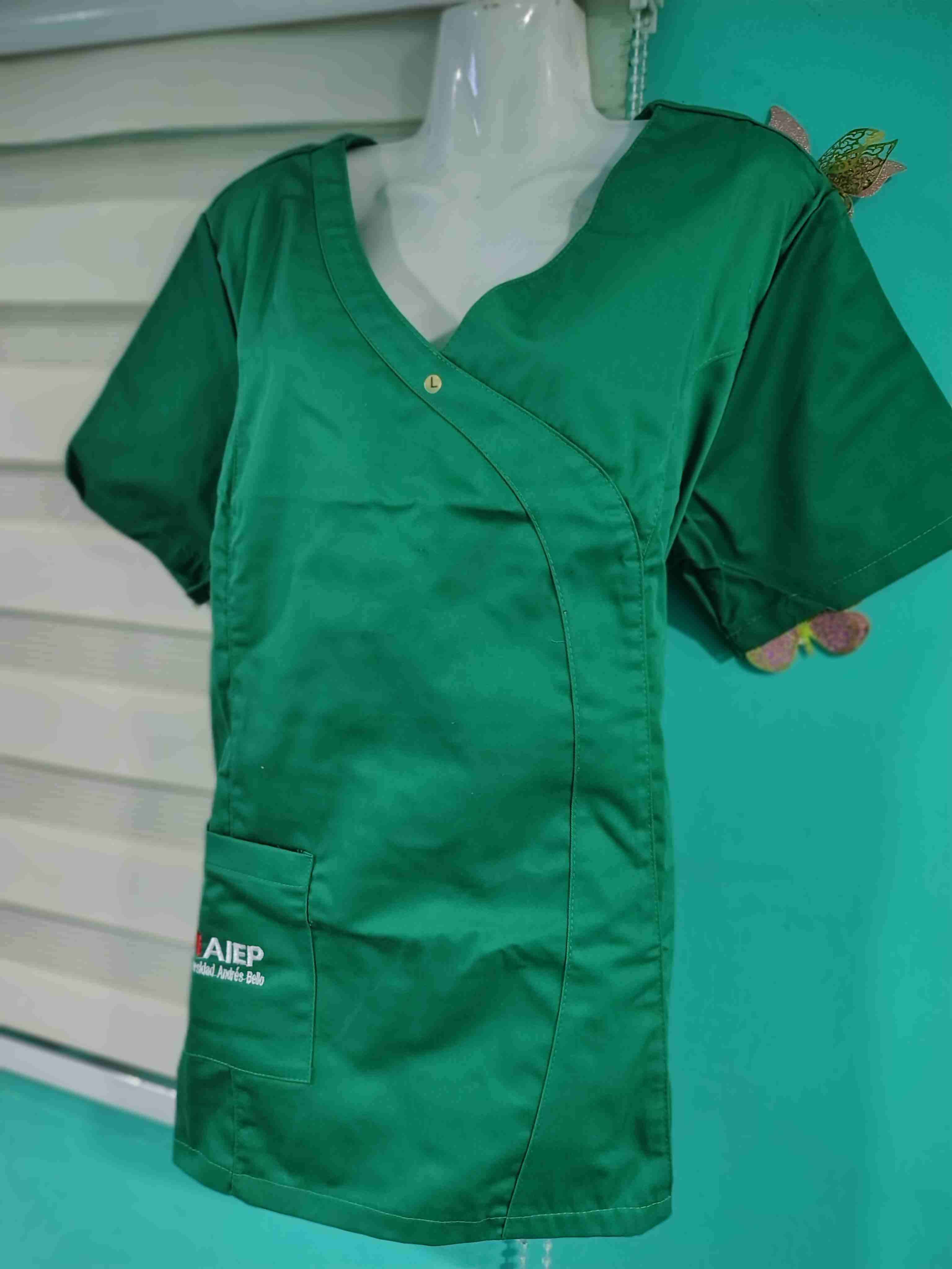 Blusa médica azul y verde AIEP - 5